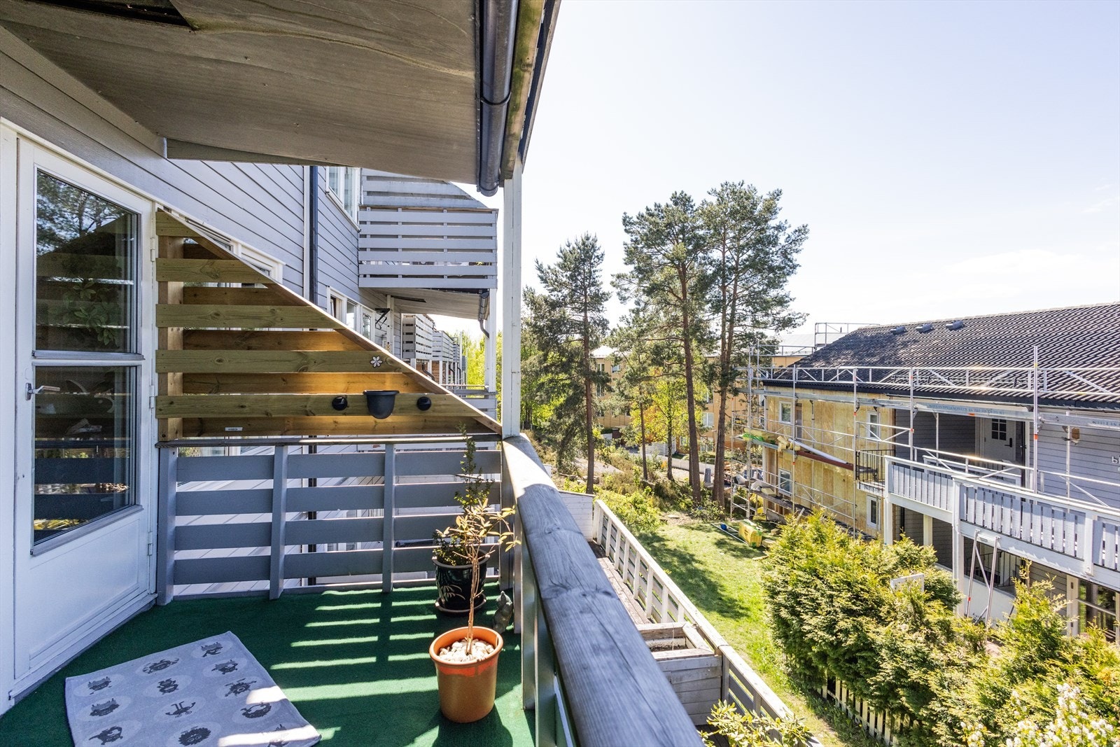 Flott og solrik veranda utenfor stuen. Galleribilde