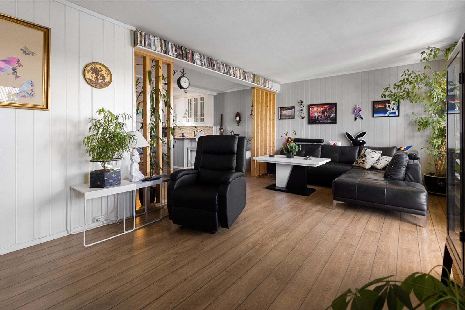 Veggene har MDF-plater, noe som passer fint inn i boligens stil. Galleribilde