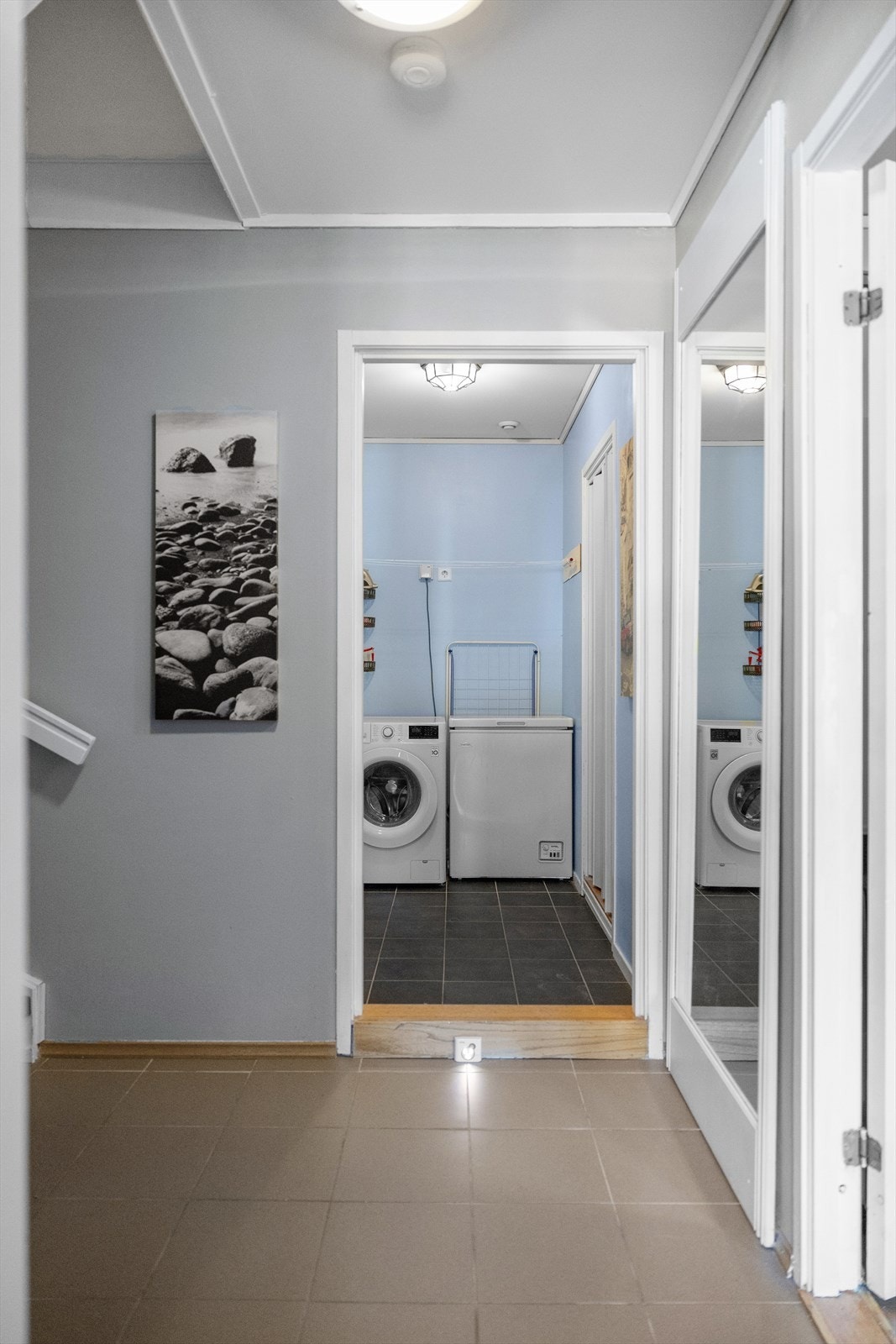 Gang i underetasje. Galleribilde