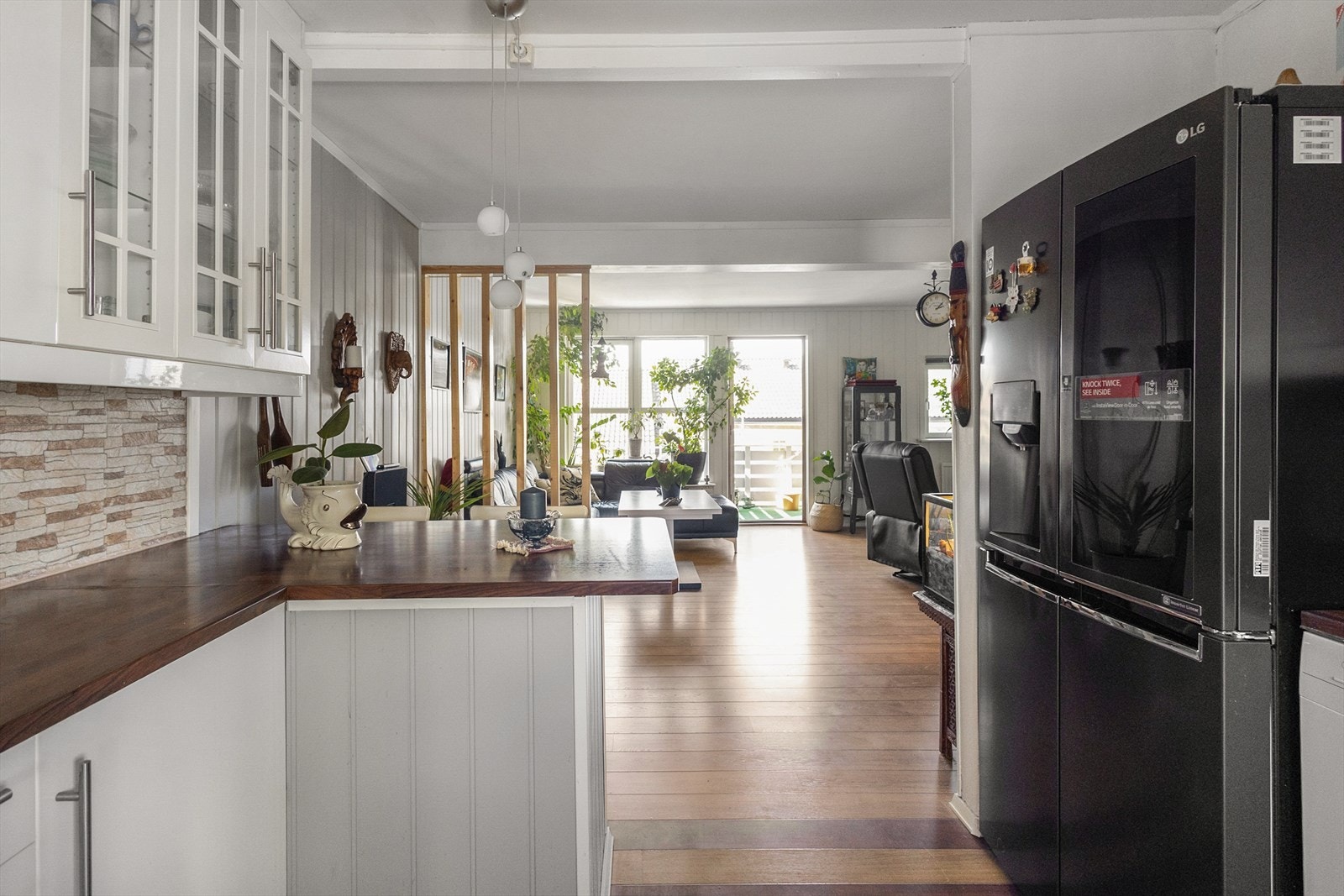 Med åpen løsning slippes mye sollys inn fra vinduene i stuen. Galleribilde