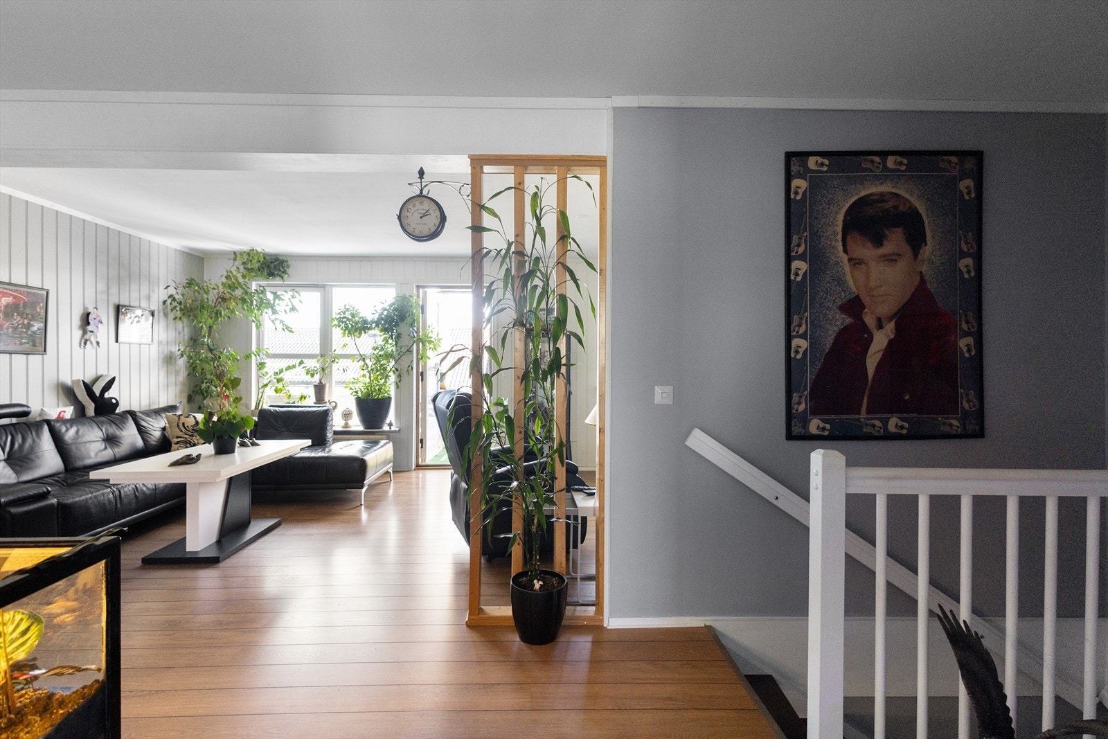 Det er trapp ned til underetasjen fra stuen. Galleribilde