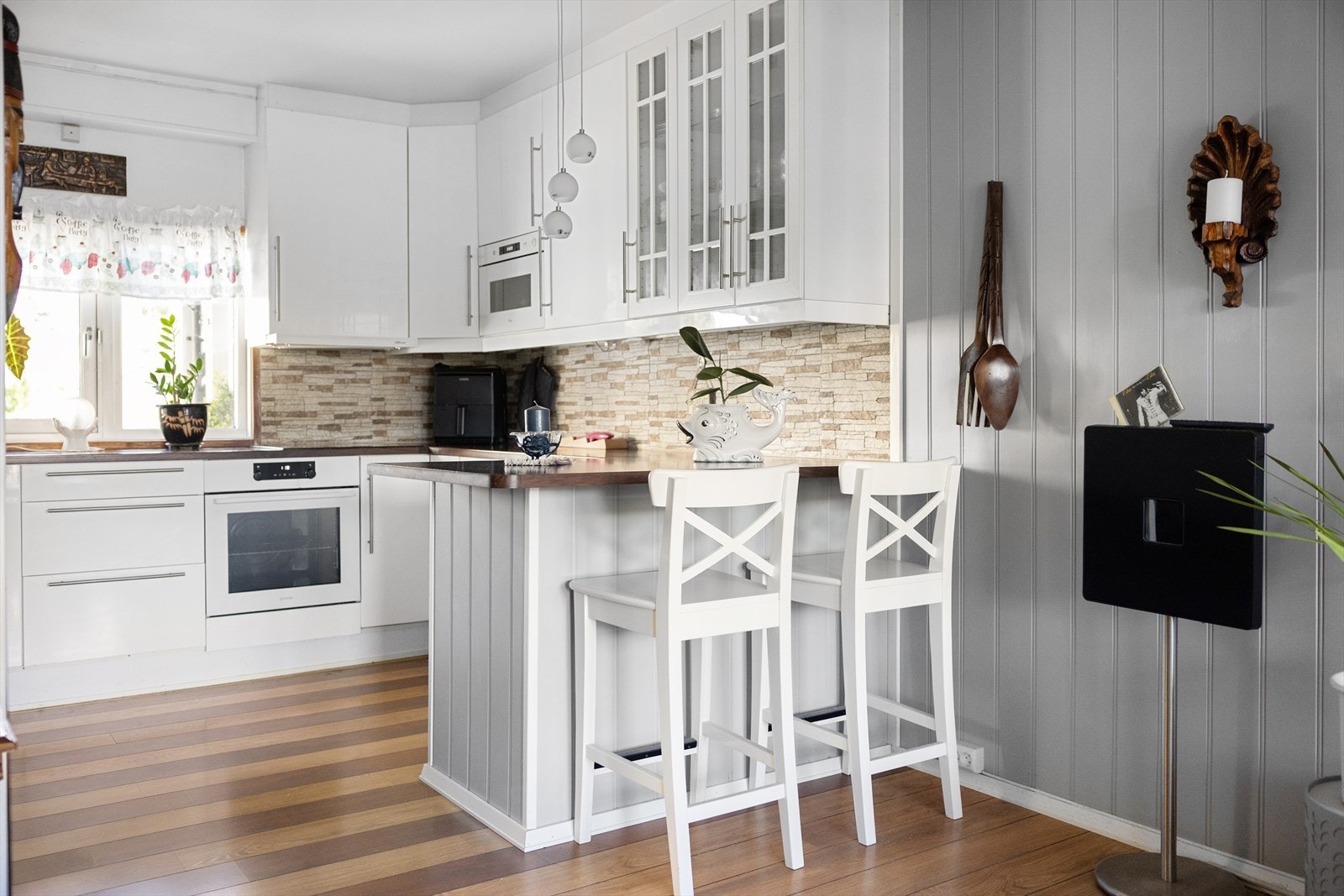 Praktisk og fin sitteplass på kjøkkenet. Galleribilde