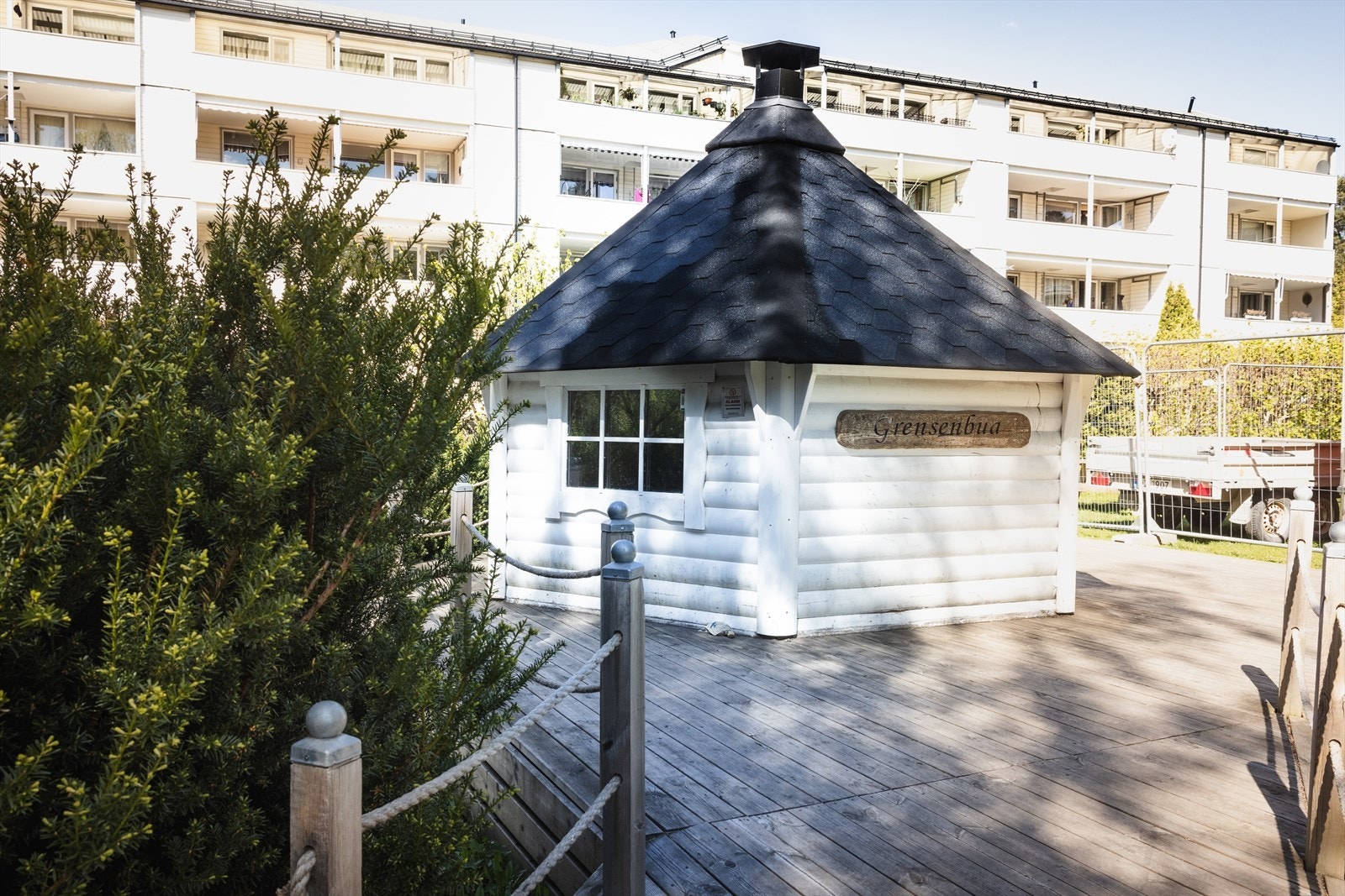 Andelseierne disponerer bl.a. en gapahuk på borettslagets tomt. Galleribilde