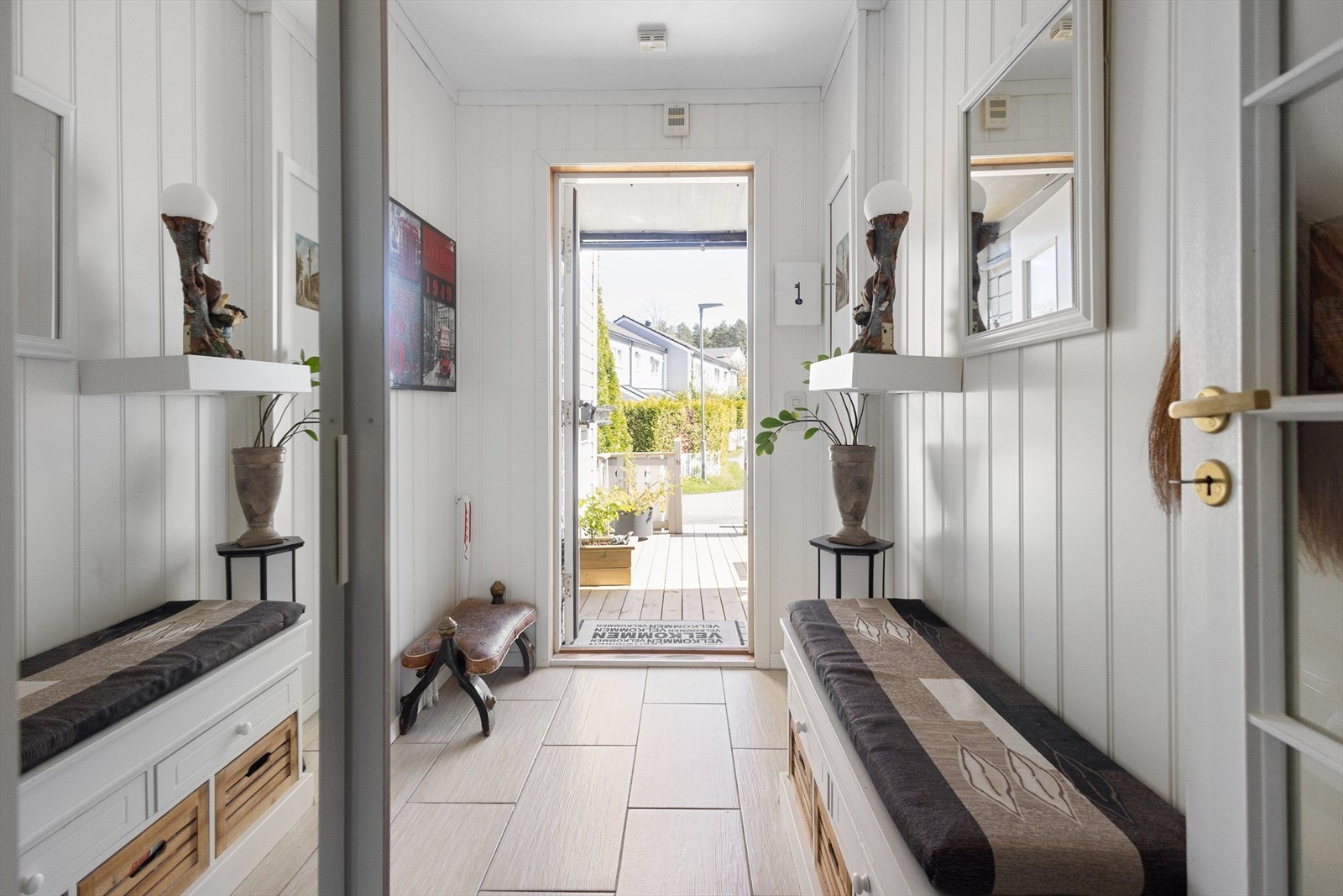 Flislagt entré. Galleribilde