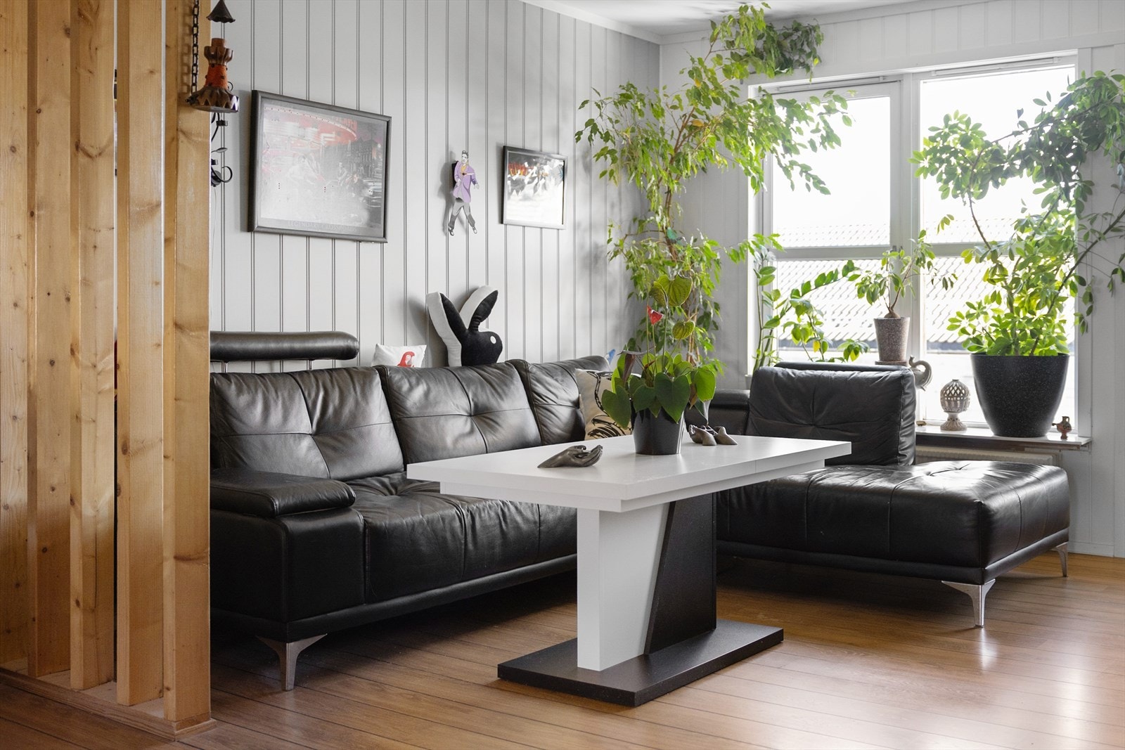 Store vinduer ut mot verandaen. Galleribilde