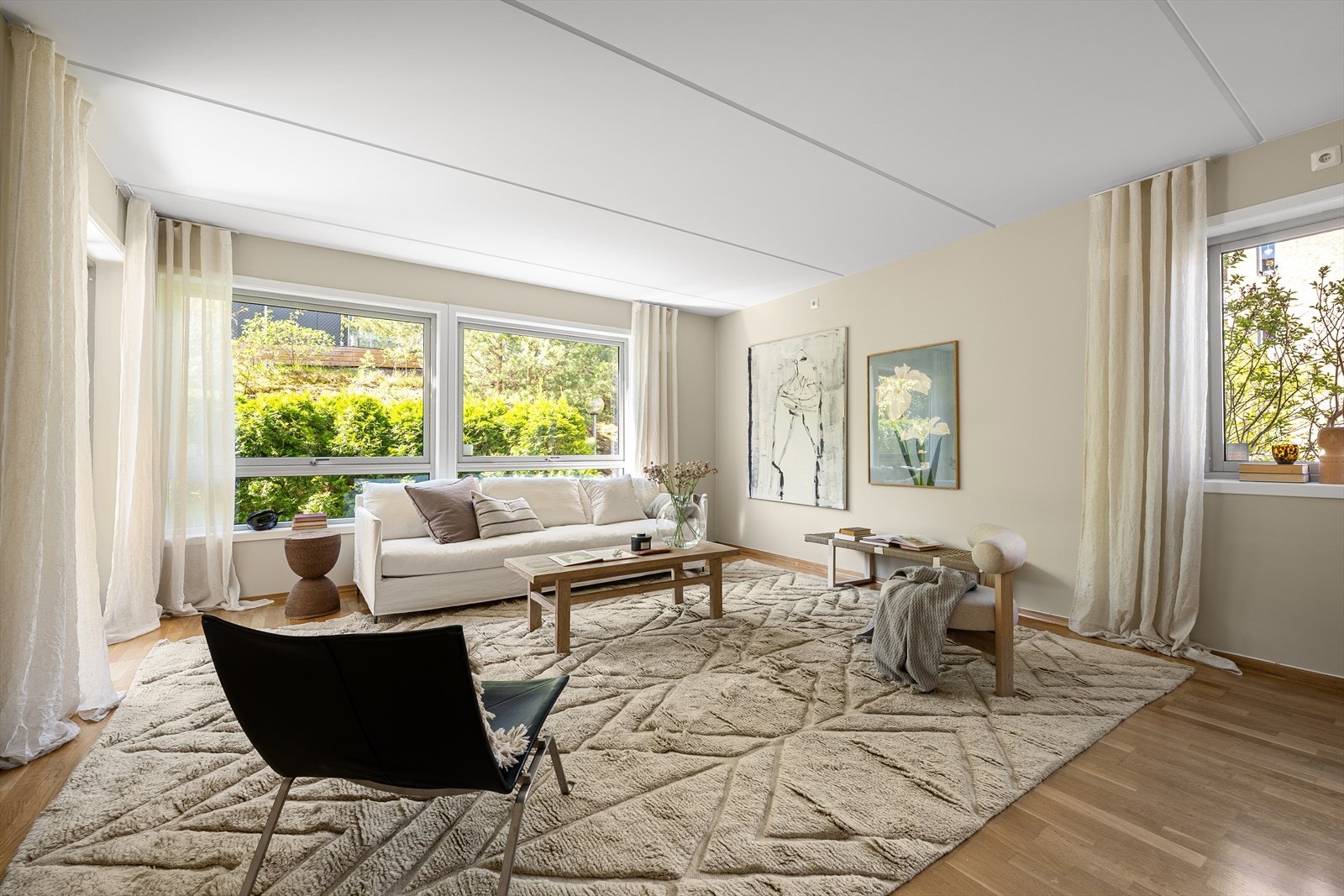 Stuen har lys inn fra flere sider Galleribilde