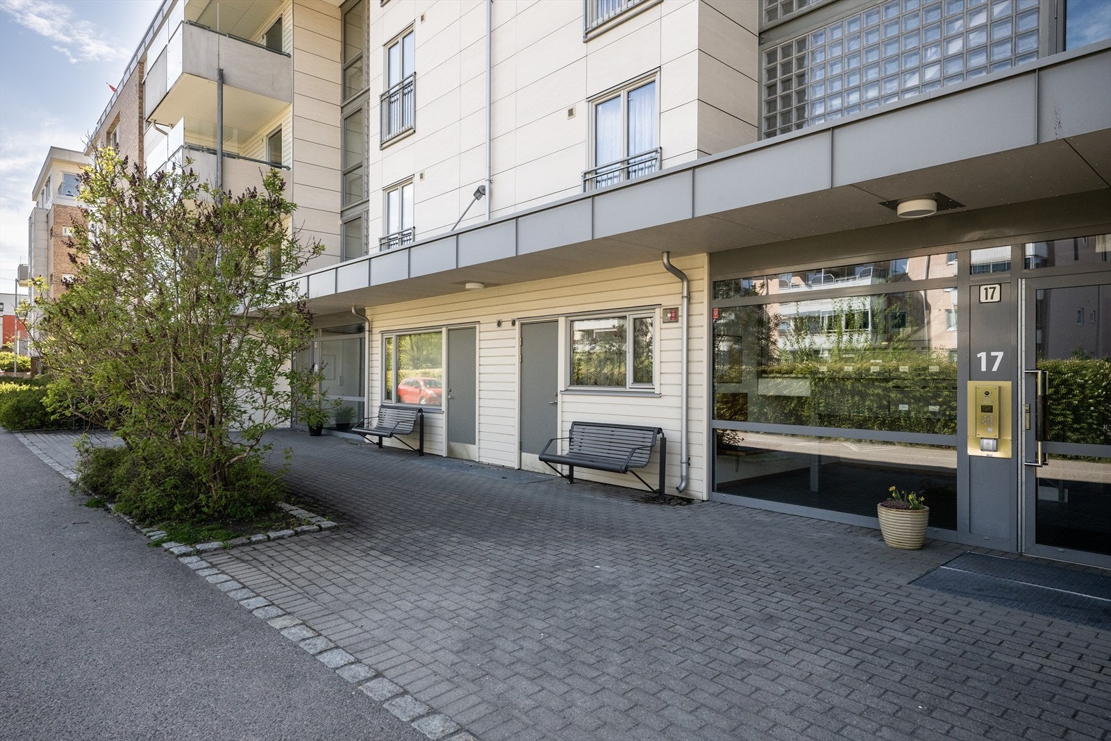 Biloppstillingsplass som følger boligen rett ved bygget Galleribilde