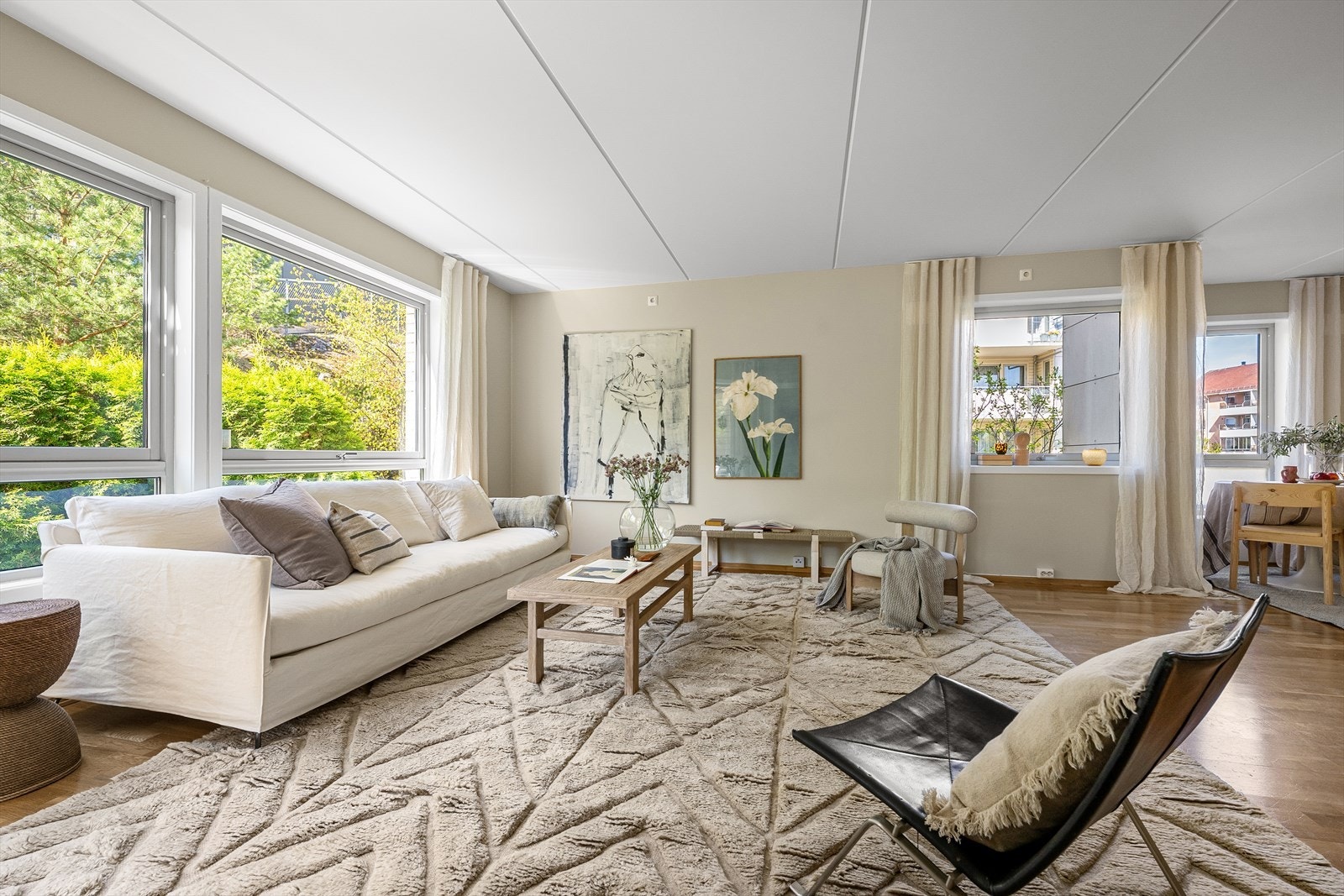 Lys og hyggelig stue med plass til både stue- og spisestueinnredning. Galleribilde