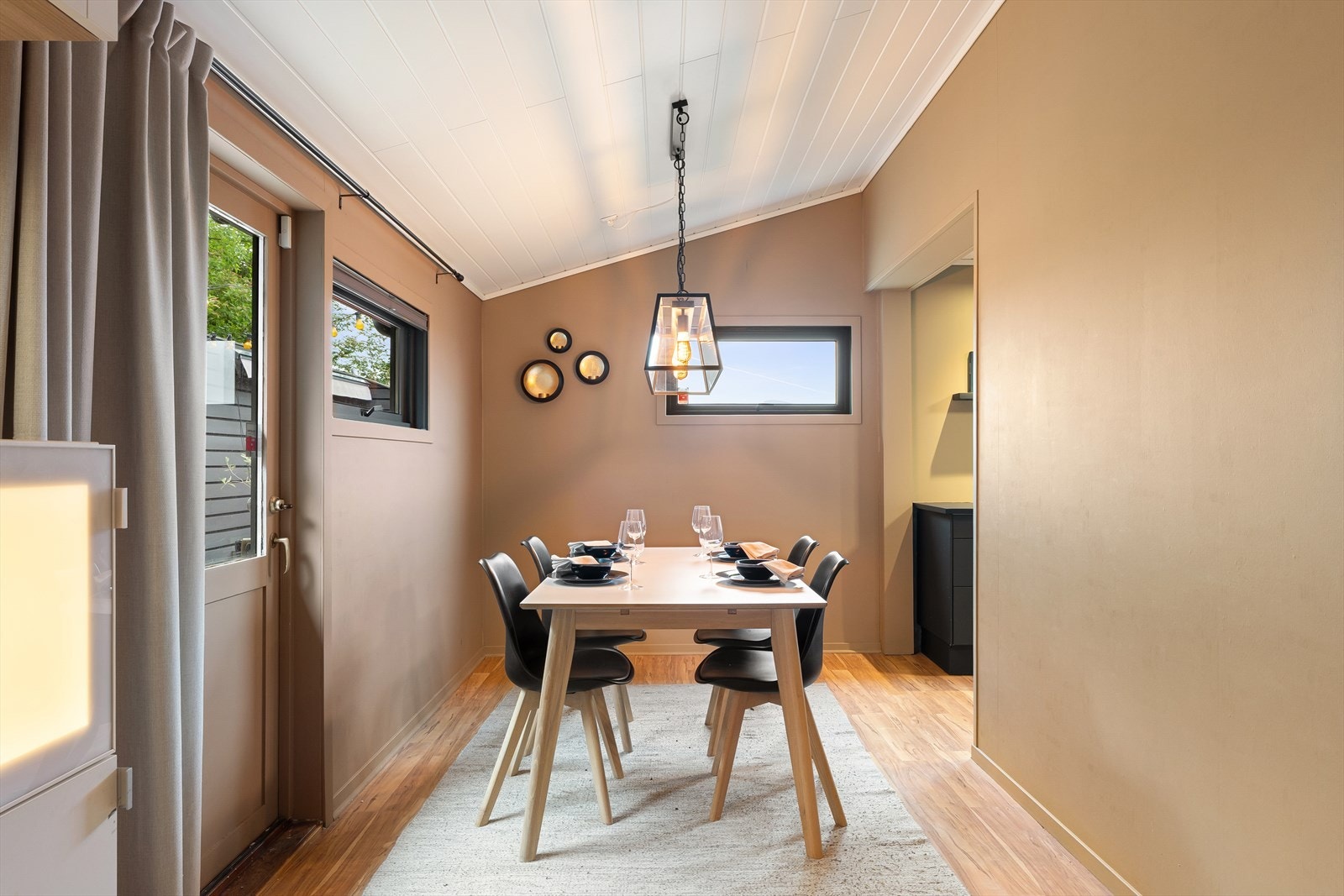 Ideelt for både hverdagsmiddager og større sammenkomster med familie og venner. Galleribilde