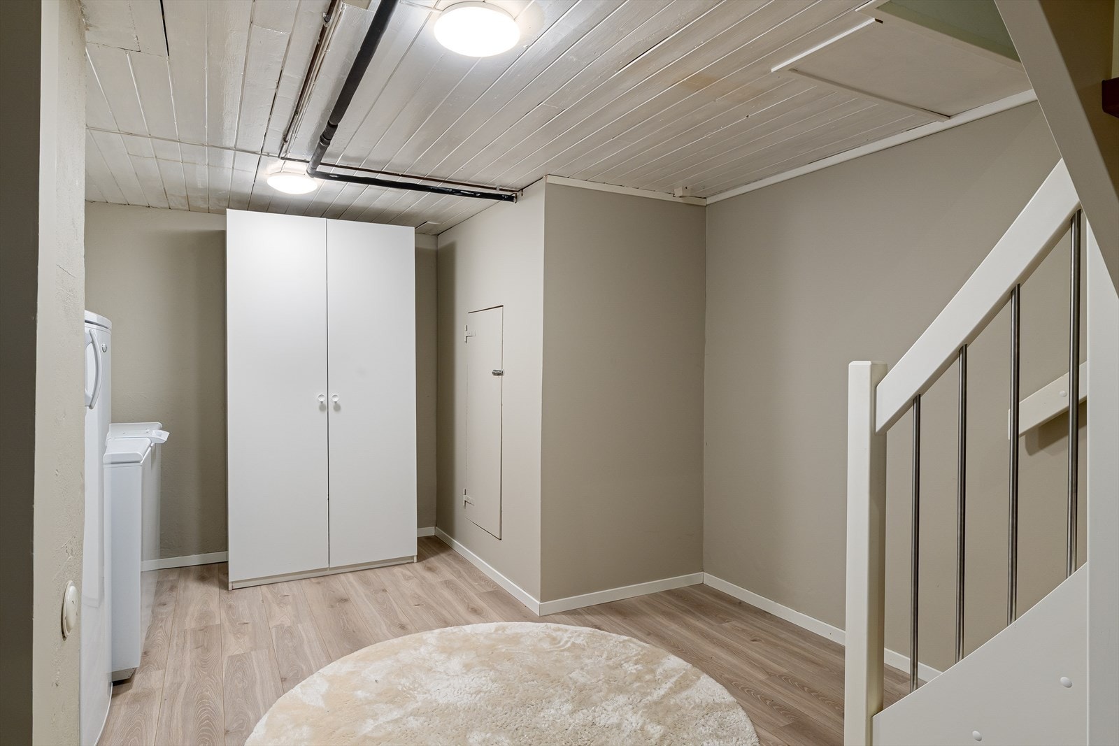 Boligens kjeller. Denne etasjen består av kjellerstue (godkjent som hobbyrom), vaskerom og gang. Galleribilde