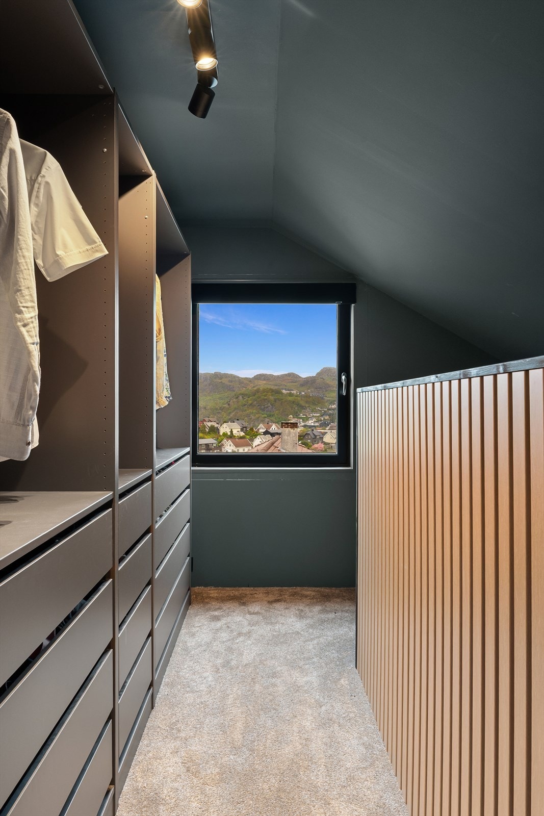 Praktisk garderobeløsning på soverom 1. Galleribilde