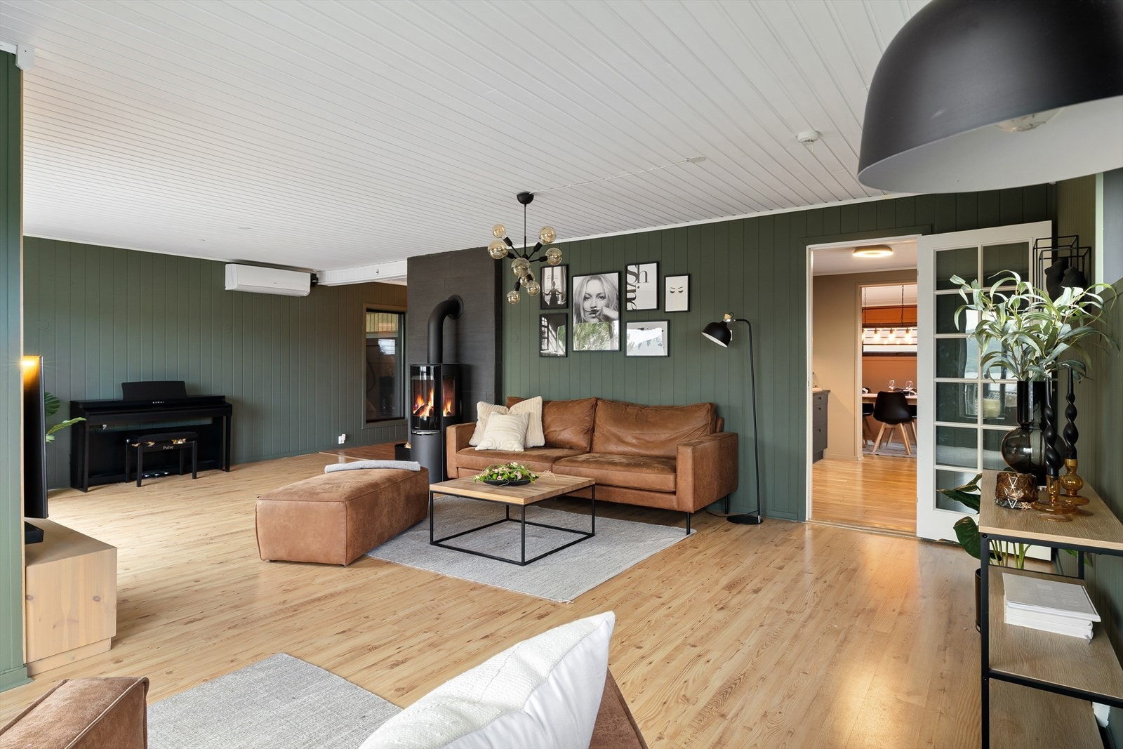 Den gode romløsningen gir mulighet for flere sittegrupper, perfekt for familiekvelder, selskap eller avslapning. Galleribilde