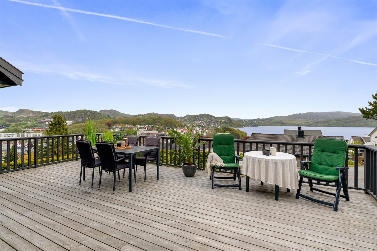 Eiendommen har en pent opparbeidet tomt med flere solrike og skjermede uteplasser, perfekt for å nyte den imponerende utsikten. Galleribilde