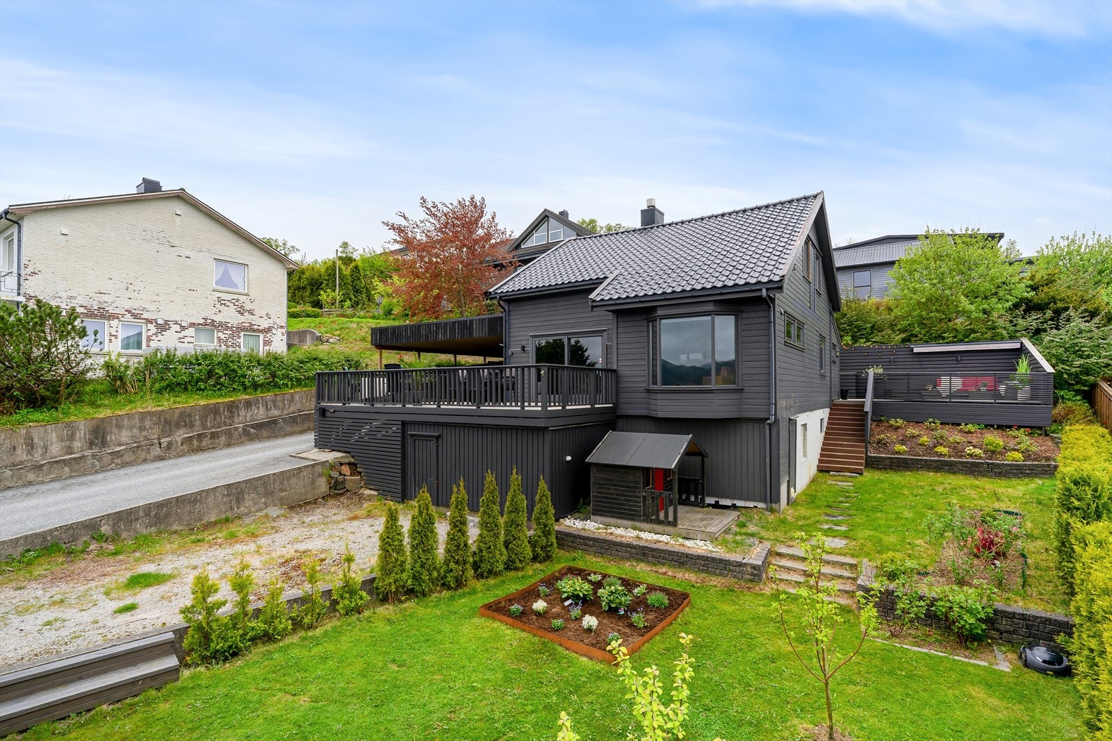 En flott enebolig med fantastisk utsikt mot Edlandsvannet, som byr på en god kombinasjon av funksjonalitet og trivsel! Galleribilde