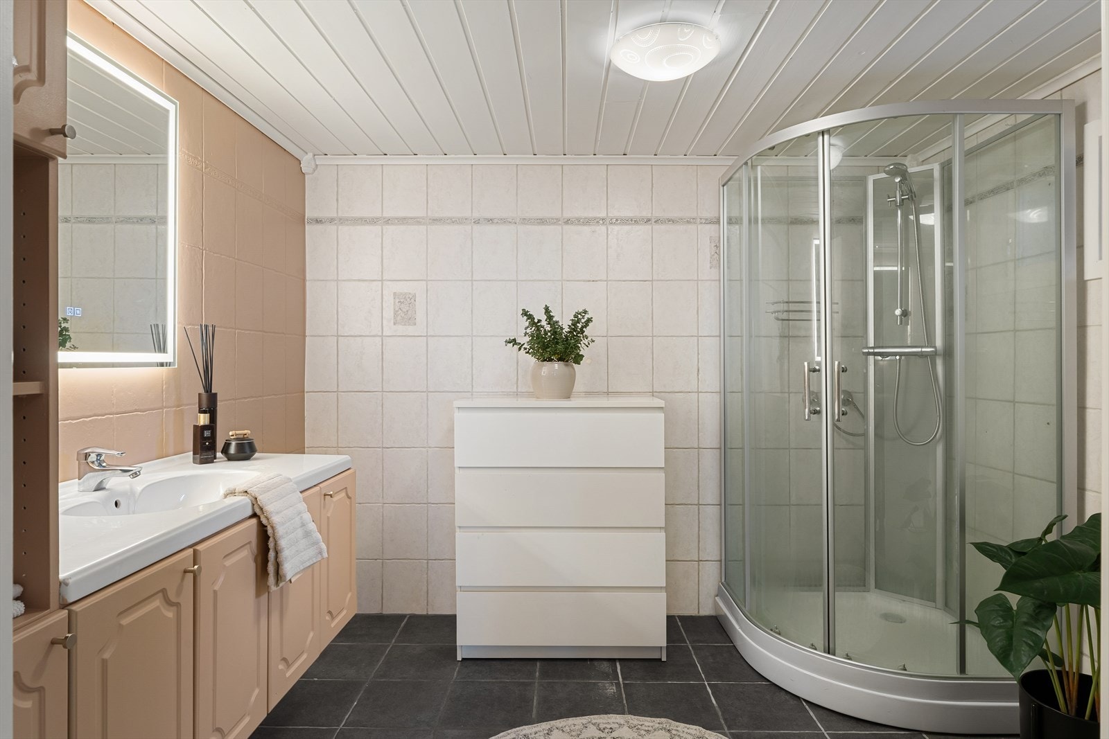 Badet ligger i 1. etasje og er utstyrt med dusj, wc og vask i seksjon. Galleribilde