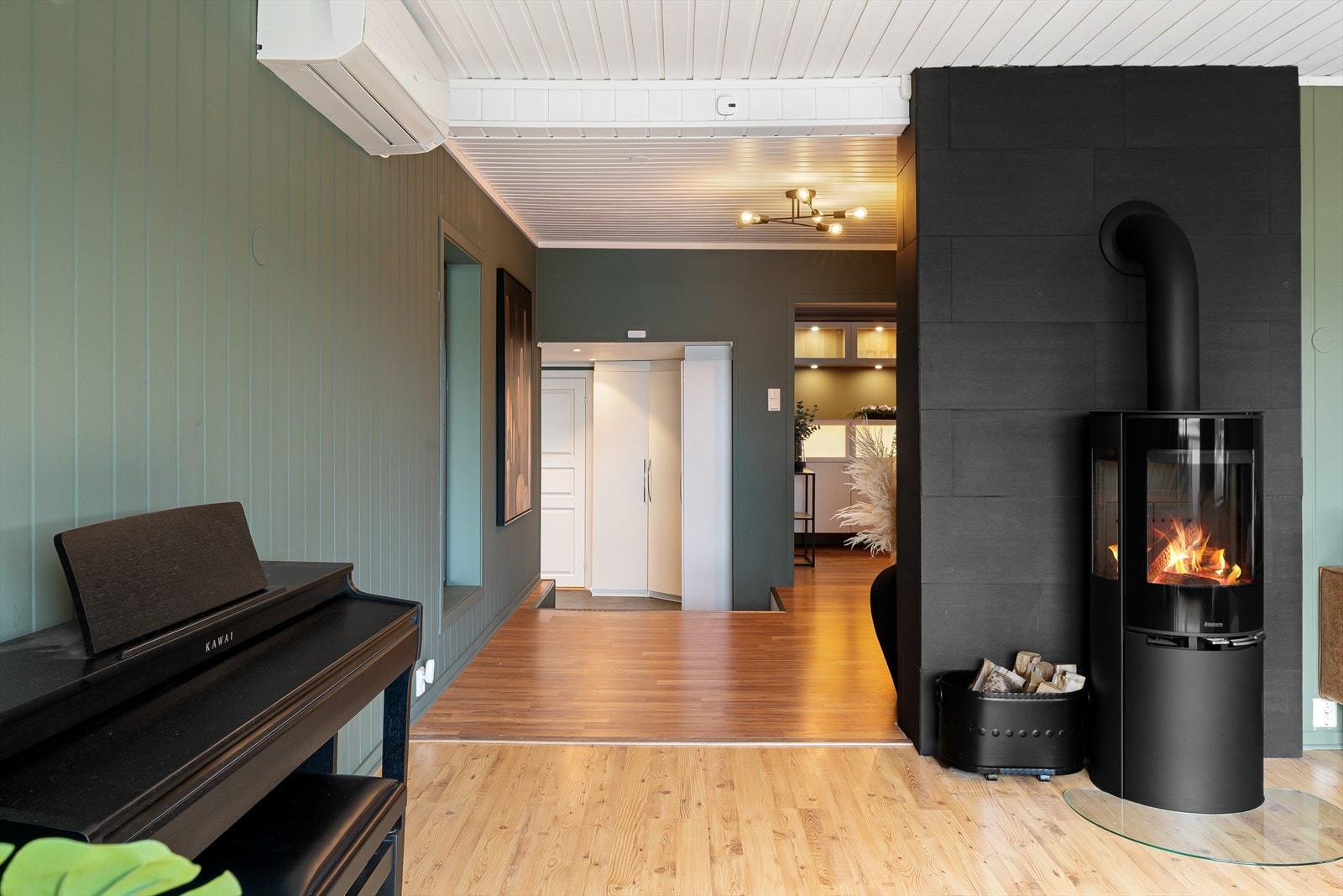 Rommet er utstyrt med en varmepumpe fra 2016 som gir behagelig temperatur året rundt, og en moderne vedovn installert i 2024 som bidrar til både varme og hygge på kalde vinterkvelder. Galleribilde