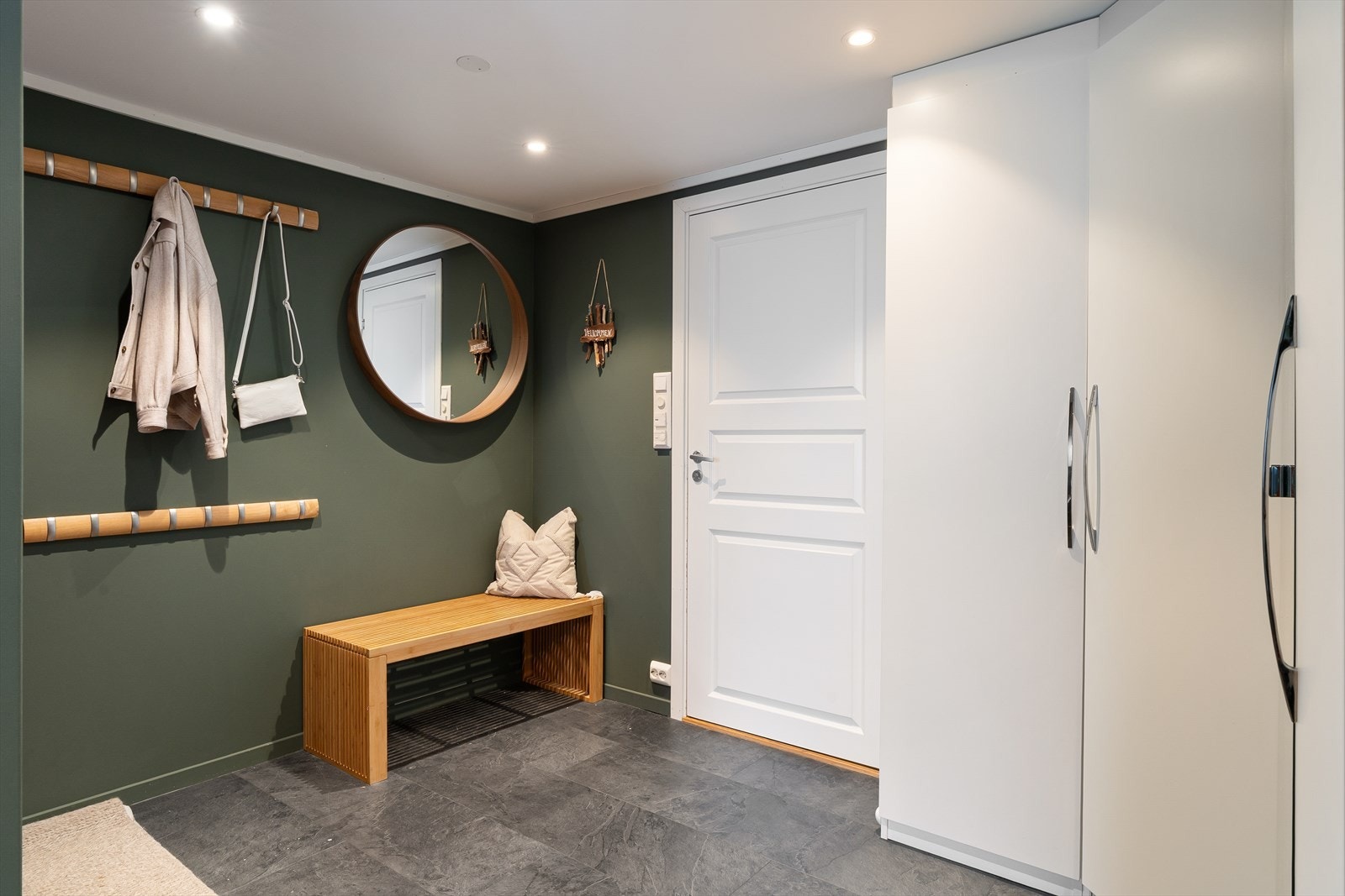 Romslig gang med god plass til å henge fra seg. Dør inn til bad. Galleribilde