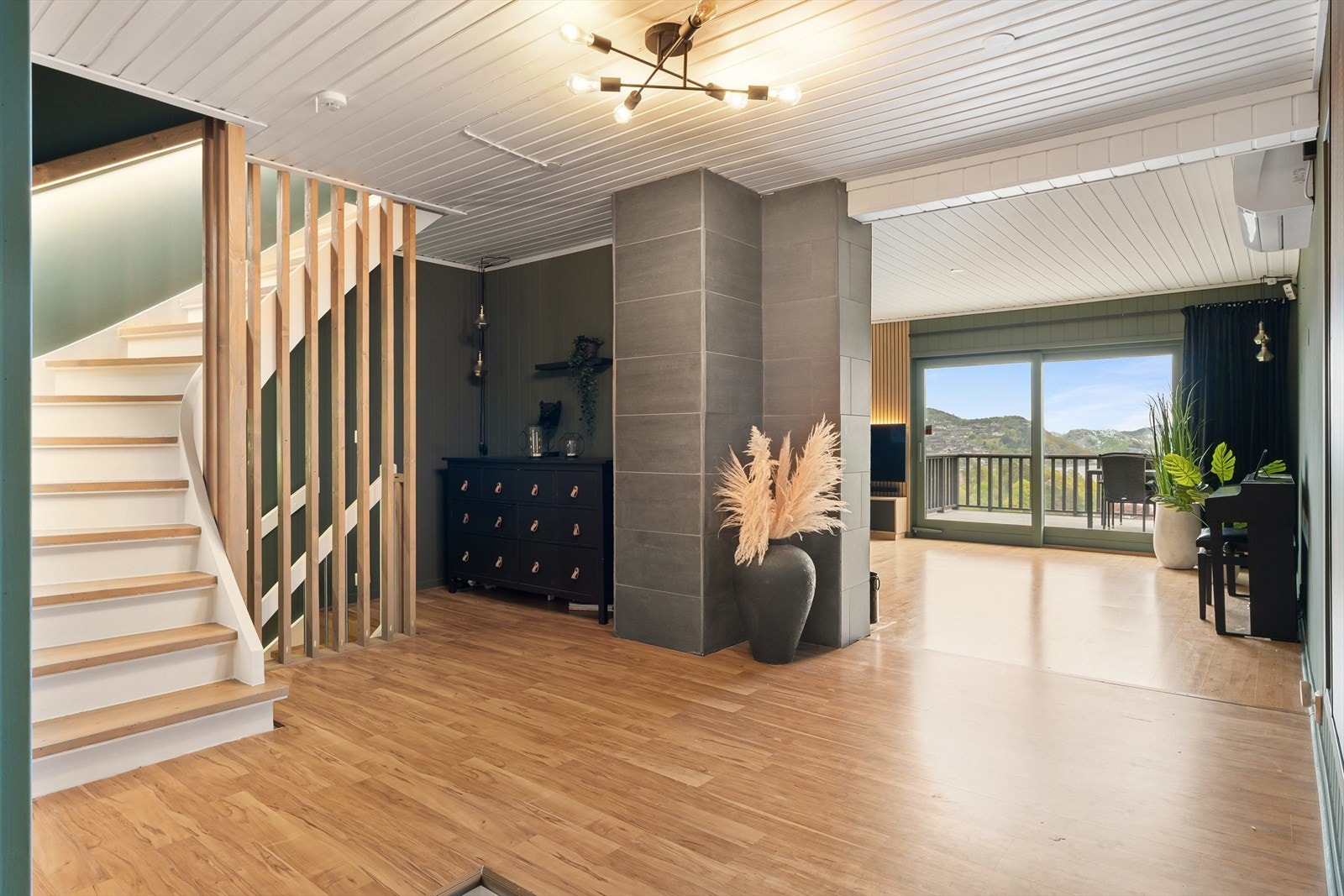 Boligens stue er et innbydende og romslig oppholdsrom som gir et svært godt førsteinntrykk. Galleribilde