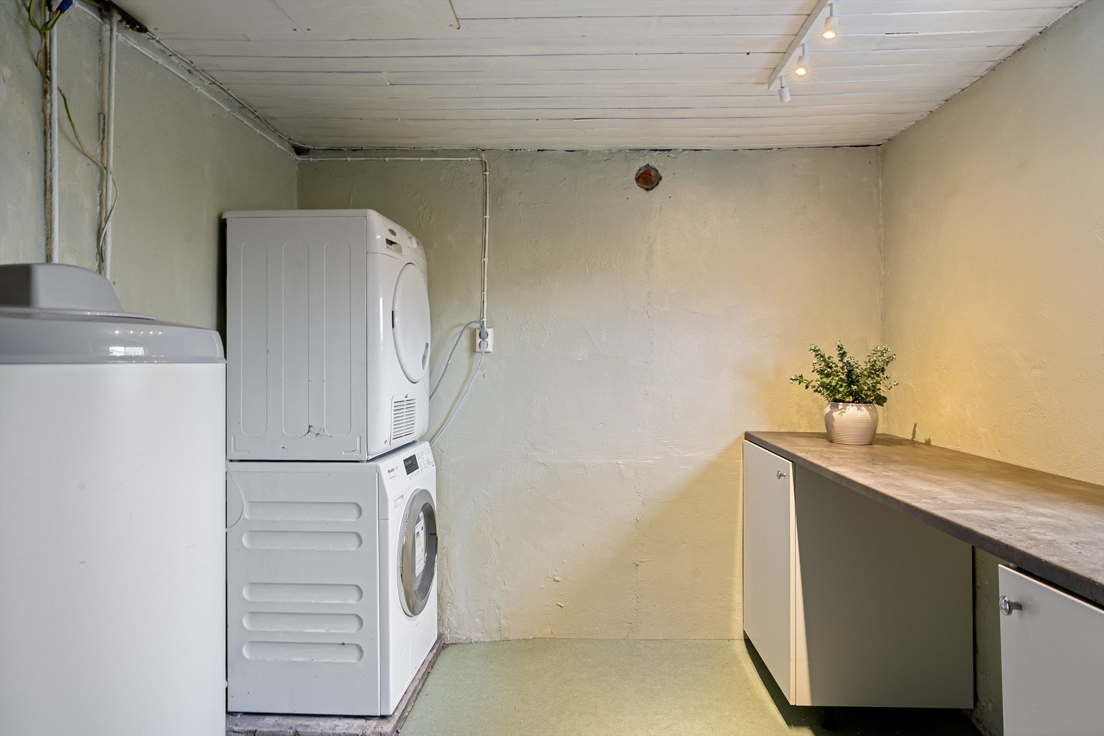 Vaskerom med direkte utgang til gårdsrom. Galleribilde