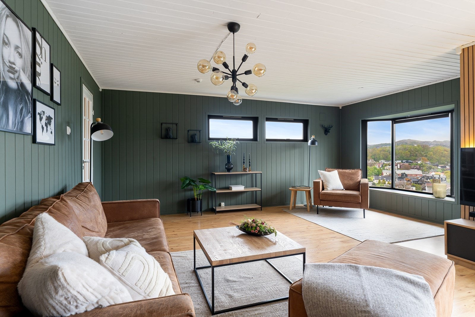 Med store vindusflater som slipper inn rikelig med naturlig lys, kan man virkelig nyte den fantastiske utsikten fra sofaen. Galleribilde