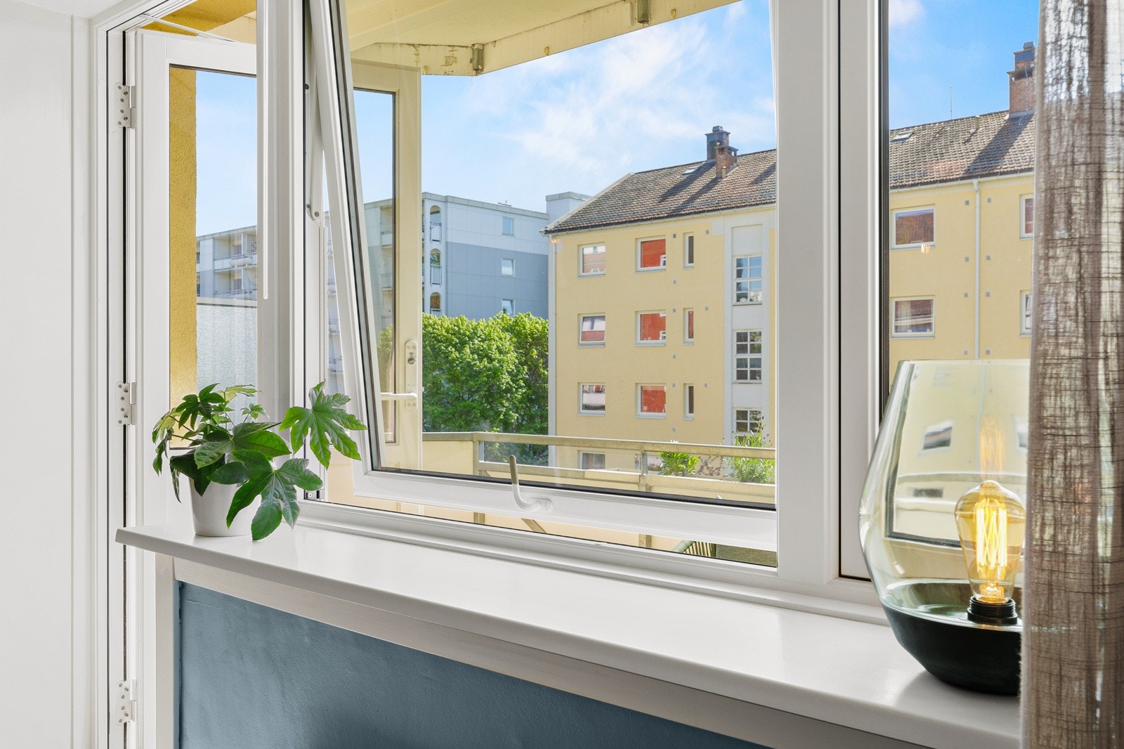 Leiligheten har gjennomgående brede vinduskarmer som innbyr til å plassere planter og gjenstander. Galleribilde