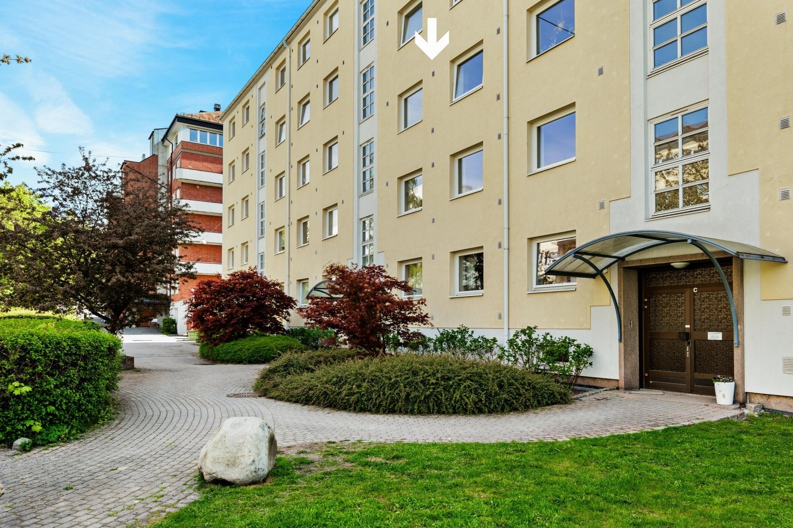 Meget pent inngangsparti med steinsetting, trær og hekker. Egen gartner vedlikeholder. Galleribilde