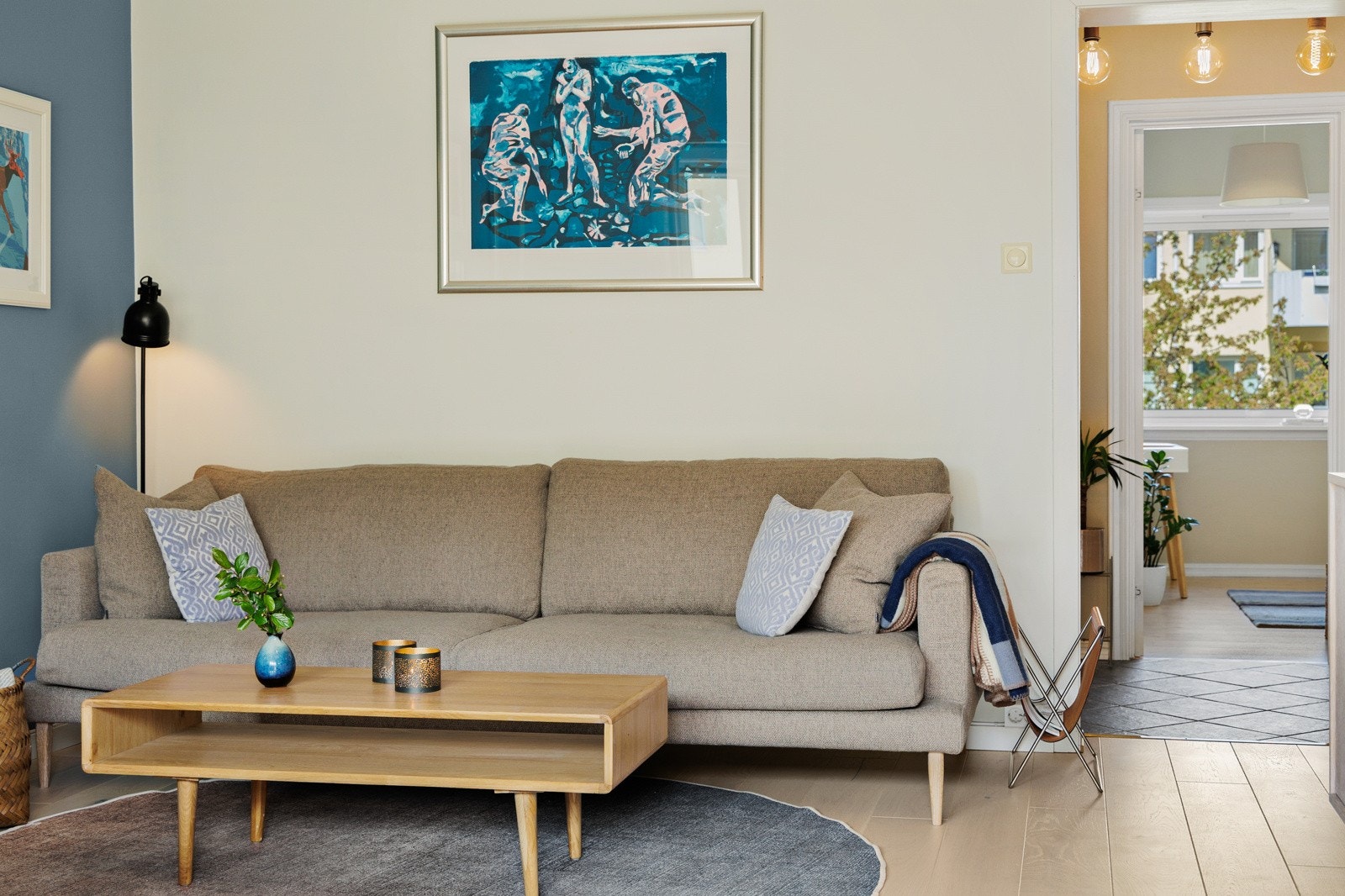 Koselig sofaavdeling med mulighet for å anlegge et ildsted. Skjult pipeløp i hjørnet ved lampen. Galleribilde