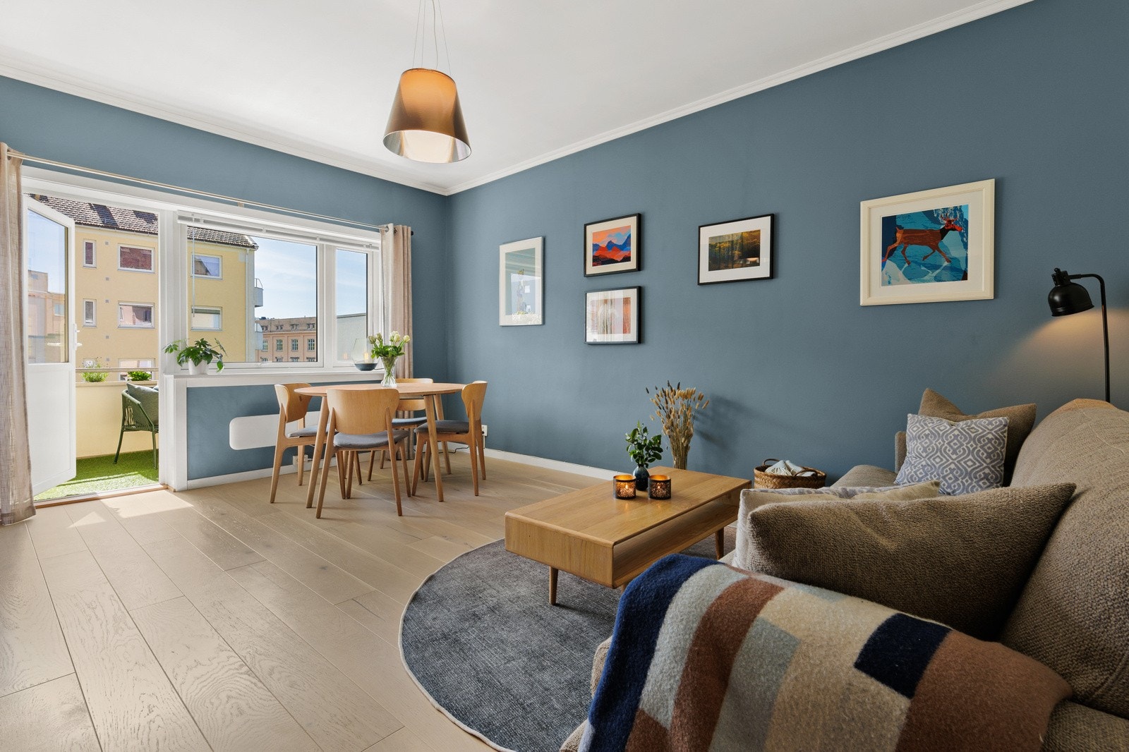 Sofagruppen har en privat plassering innerst i stuen og får likevel bra med lys. Galleribilde