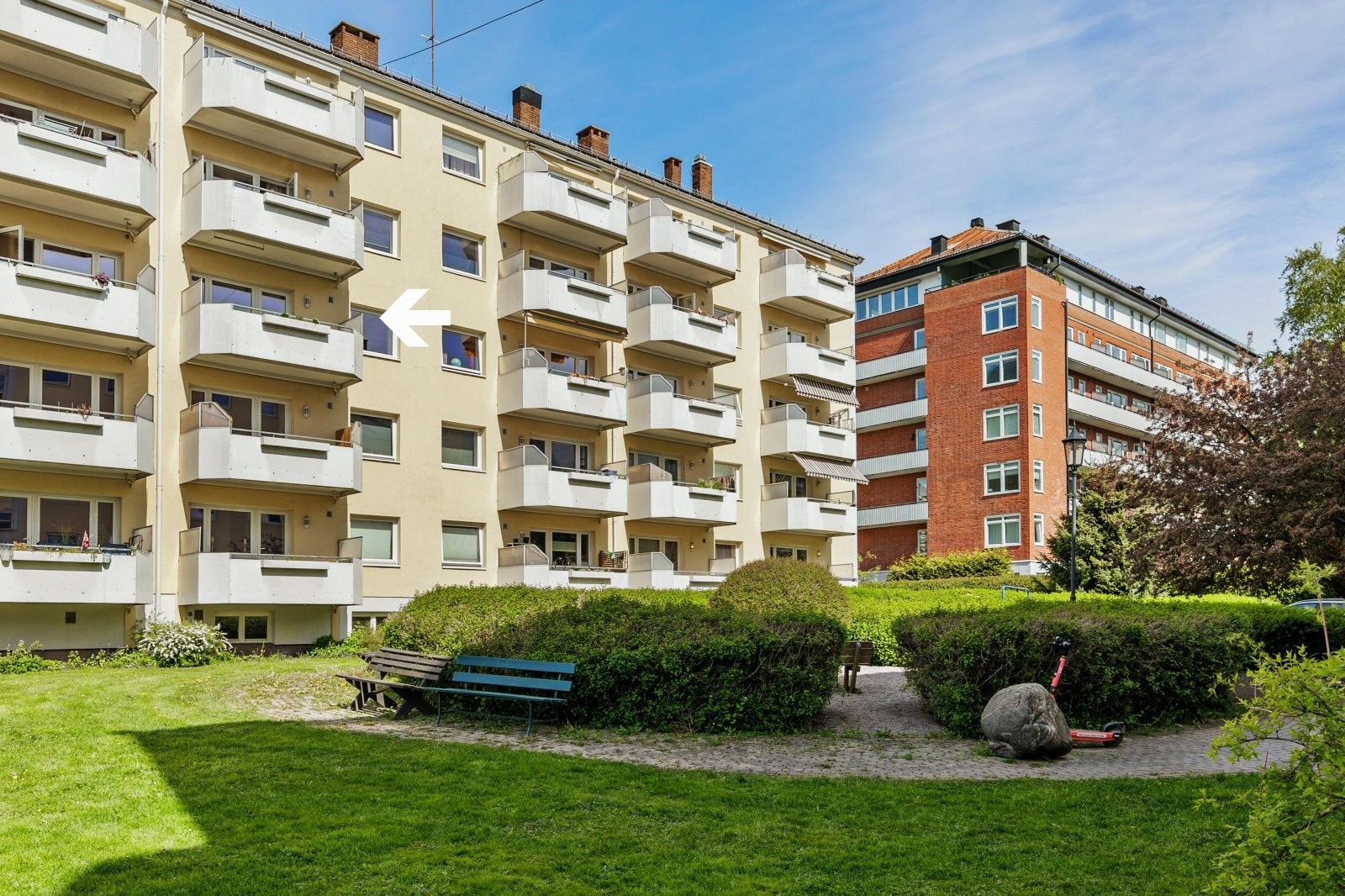 Parkmessige utomhusarealer med mange sittegrupper. Her er også pallekasser som beboerne kan dyrke grønnsaker i. Galleribilde