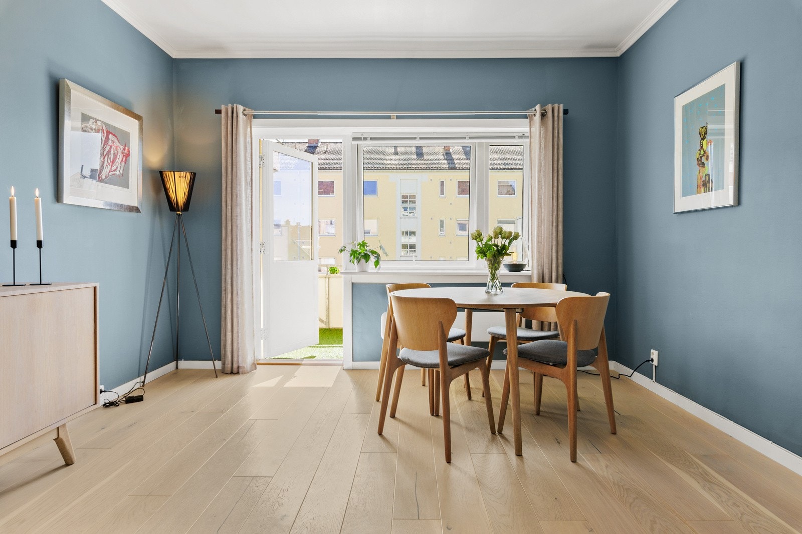 Spisestuen står hyggelig plassert ved vinduet og har fint lys og utsyn. Langveggen rommer en lang buffé. Galleribilde
