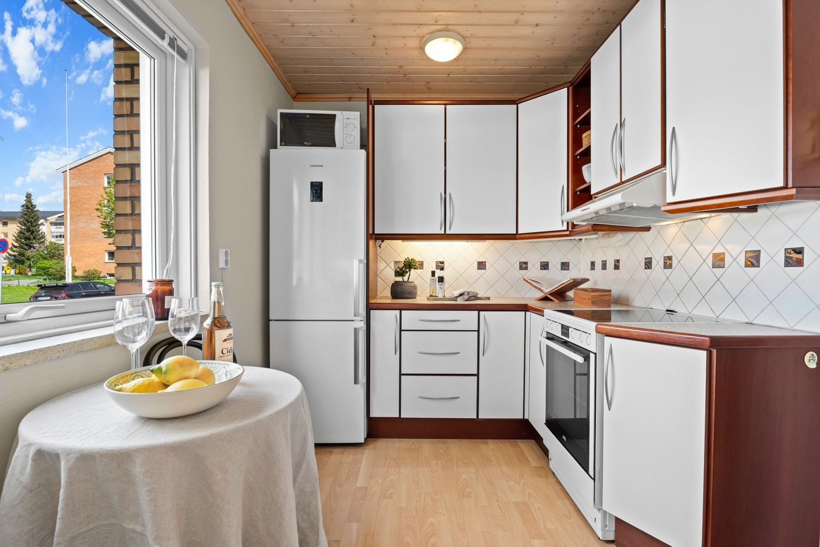 Lyst og praktisk kjøkken Galleribilde