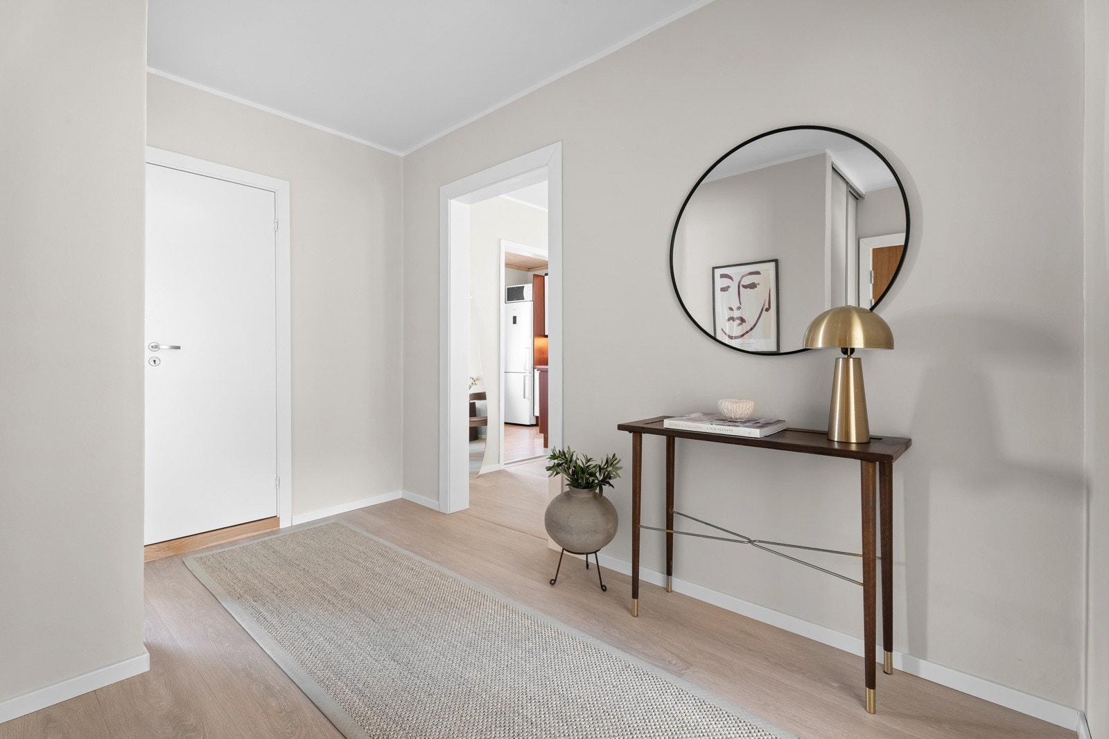 Entreen er romslig og har plass til praktiske garedrobeløsninger Galleribilde