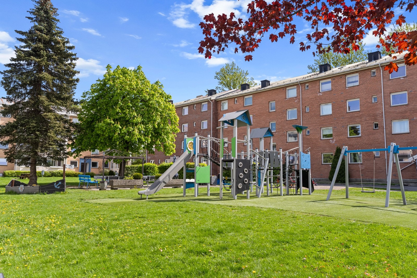 Tilrettelagt uteområde med lekeapparater for barna Galleribilde