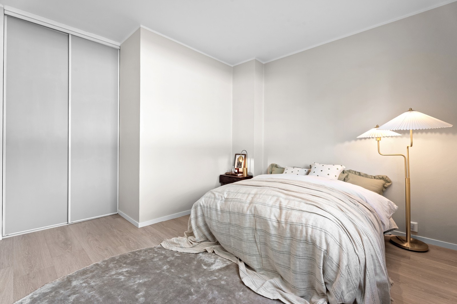 Hovedsoverommet har en romslig utforming med god plass til dobbeltseng, garderobeløsning og øvrig møblement etter eget ønske Galleribilde