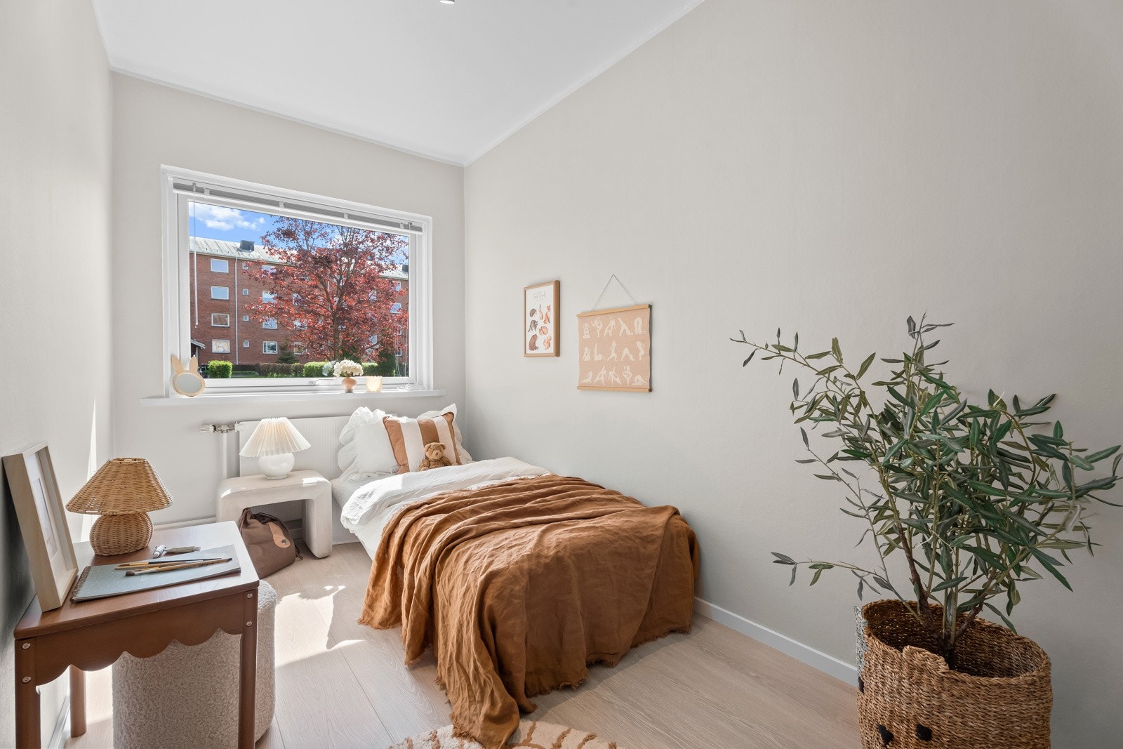 Lyst og pent soverom Galleribilde