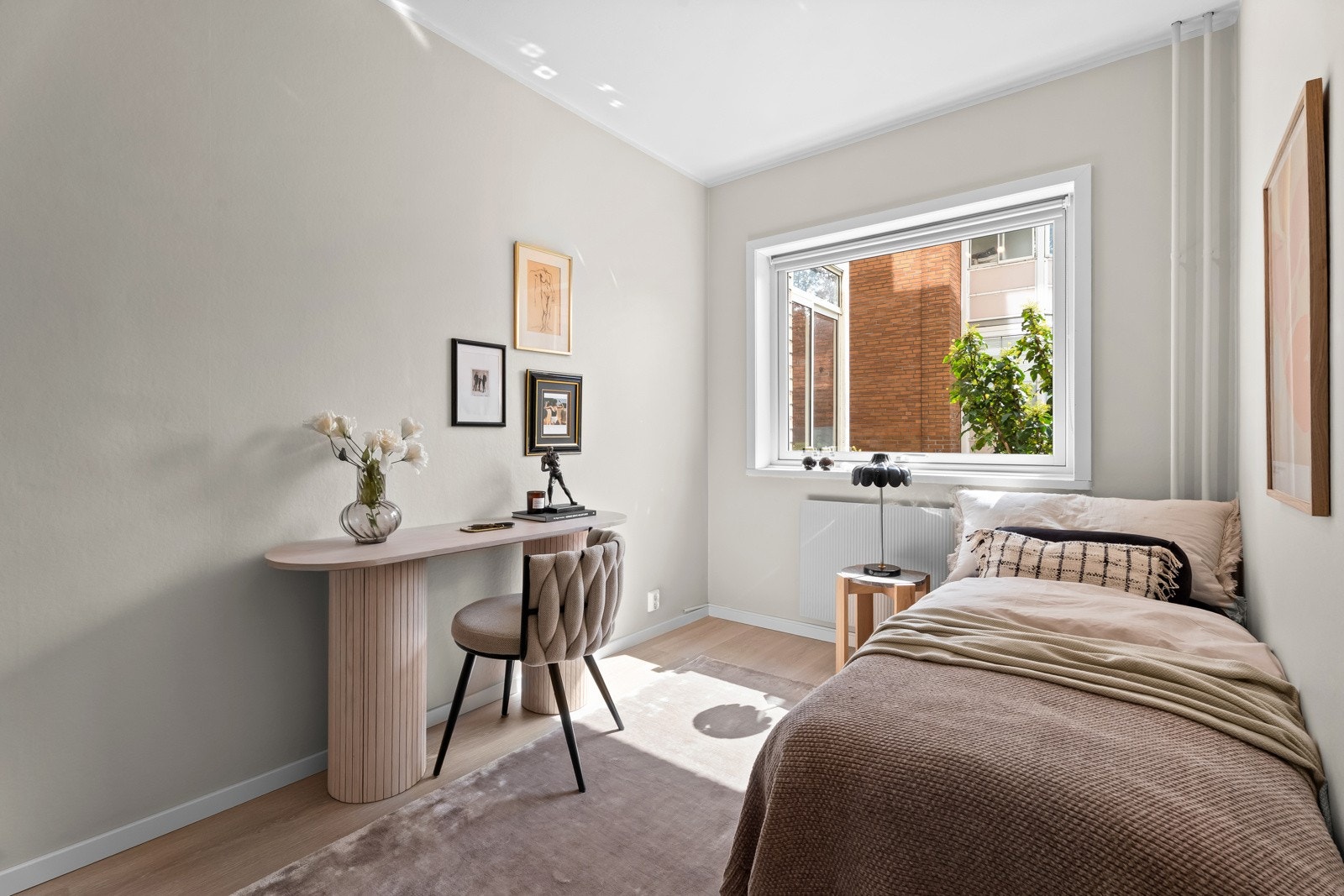 Praktisk soverom med plass til det du trenger Galleribilde