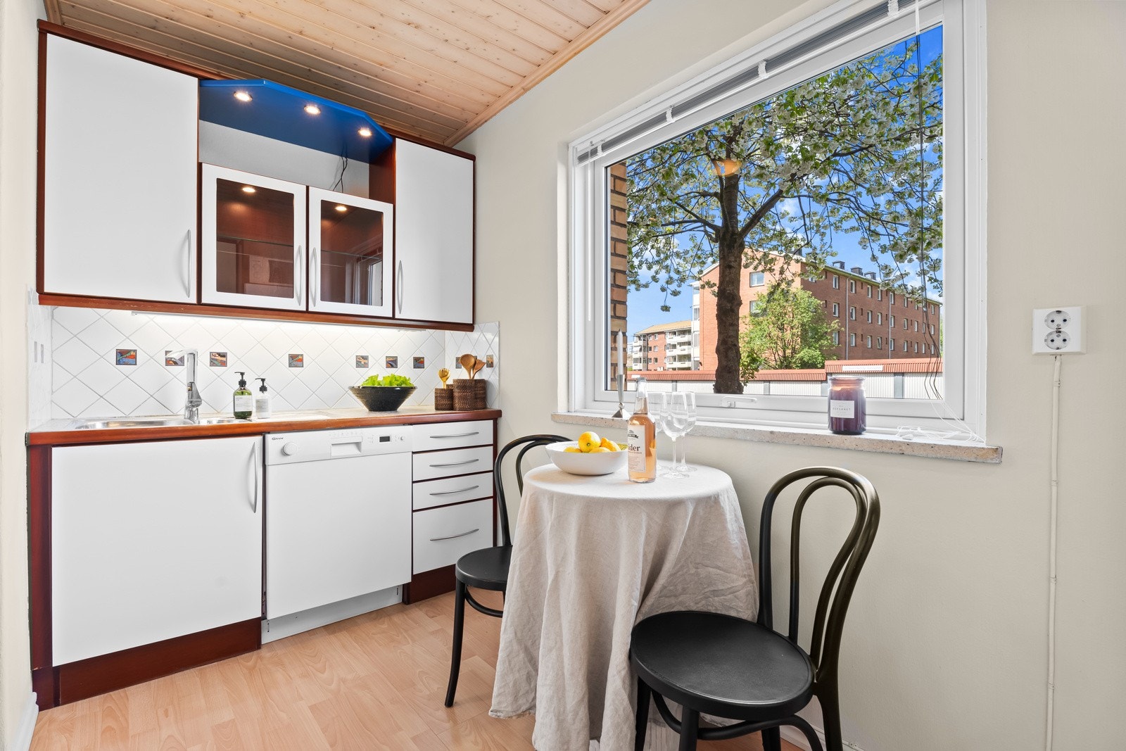 Kjøkkeninnredning med slette laminerte fronter, overskap og fliser Galleribilde