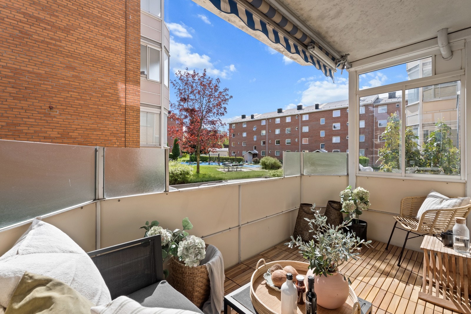 Balkongen har god plass til utemøbler Galleribilde