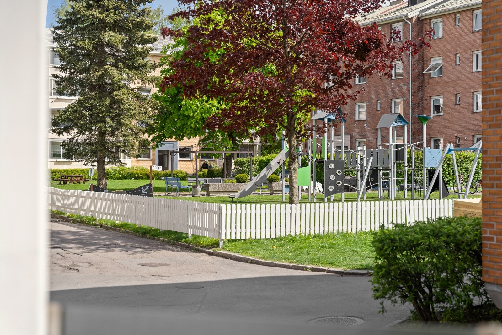 Barnevennlig lekeområde i trygge omgivelser Galleribilde