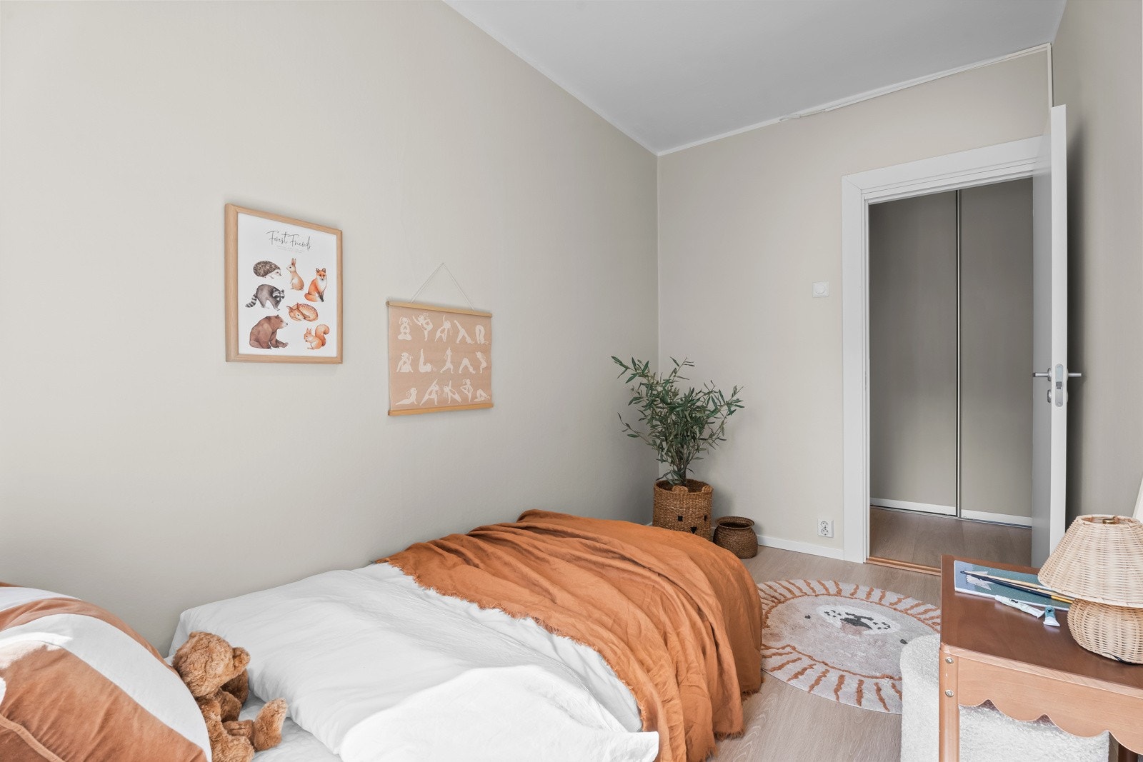 Rommet egner seg utmerket som barnerom, gjesterom eller et praktisk hjemmekontor Galleribilde