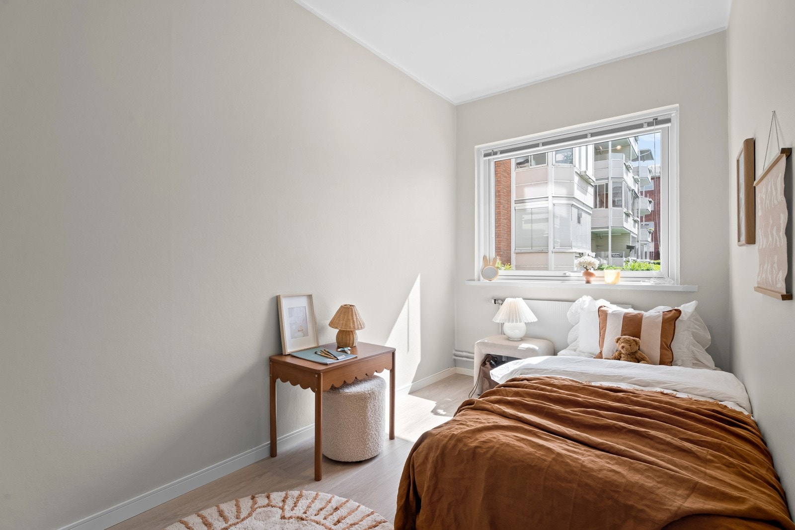 Soverom nummer to har en fin størrelse og rommer enkelt en seng samt øvrig innredning etter behov Galleribilde