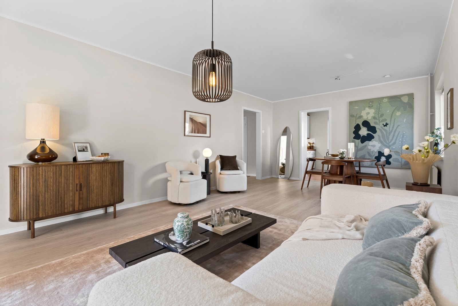 Romslig stue med god plass til både sittegruppe og annet møblement Galleribilde