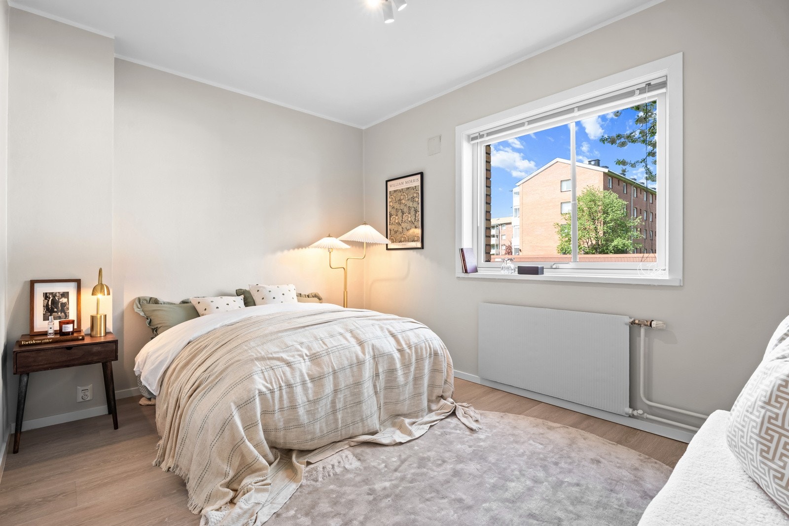 Soverommet har lyse farger, som bidrar til en lys og behagelig atmosfære Galleribilde