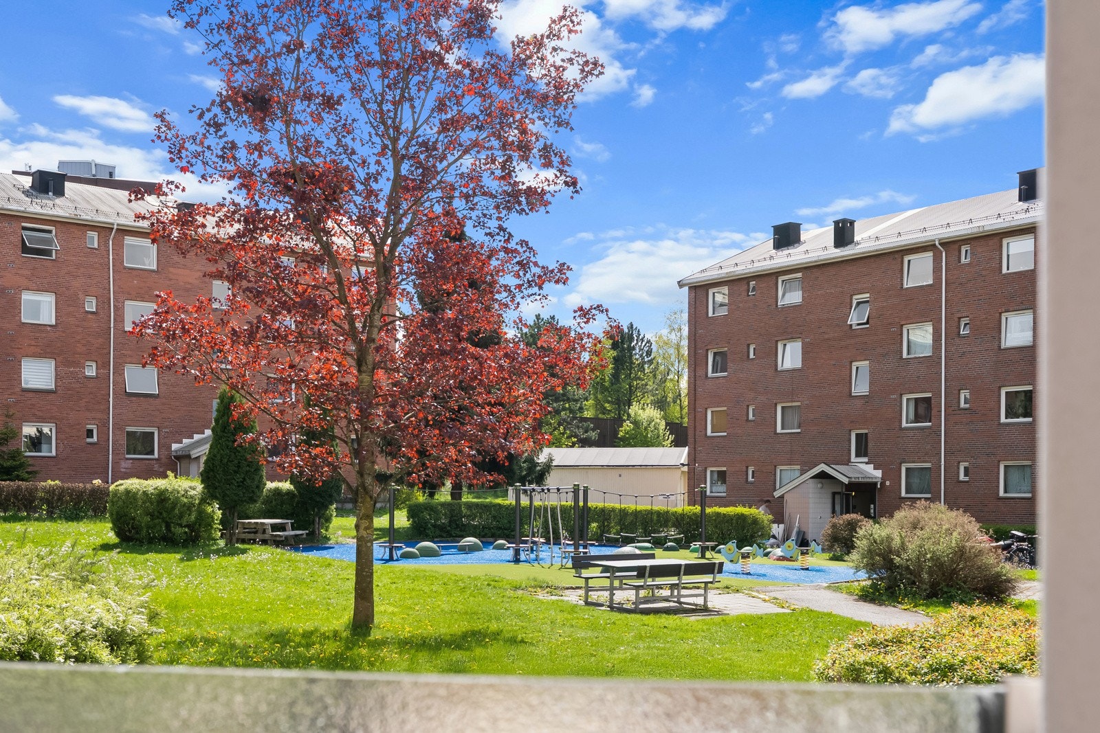 Ut mot bakgård Galleribilde