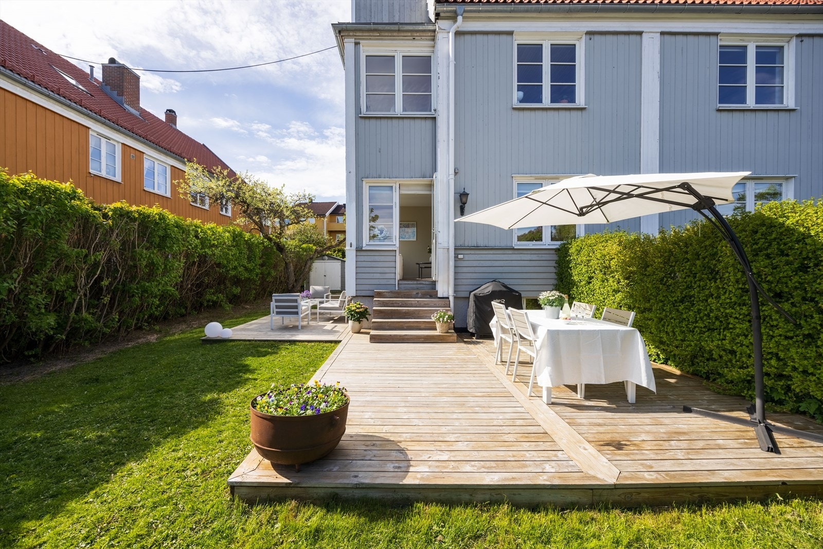 God plass til å etablere flere sittegrupper, utekjøkken, lounge og grill i hagen. Galleribilde