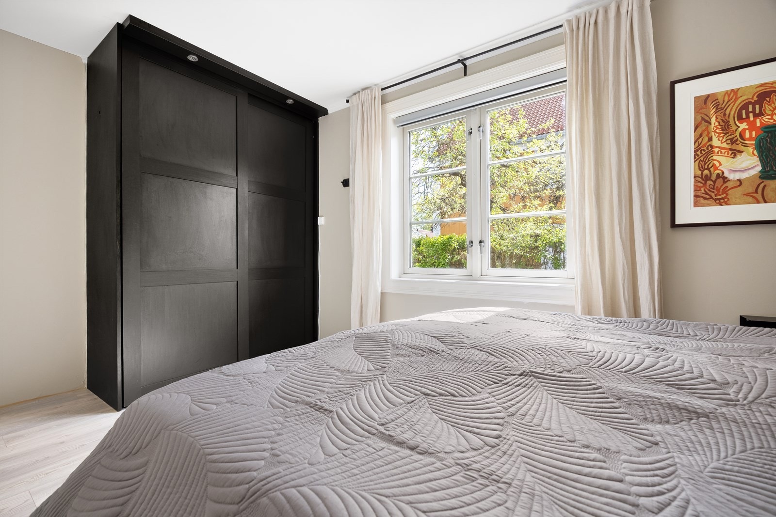 Stor garderobe på hovedsoverom Galleribilde