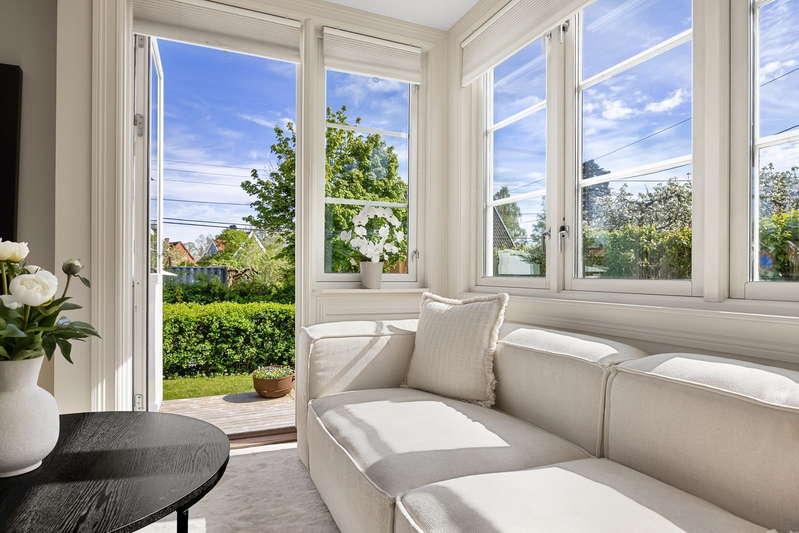 Fra stuen har du direkte utgang til hagen og terrassen. Galleribilde