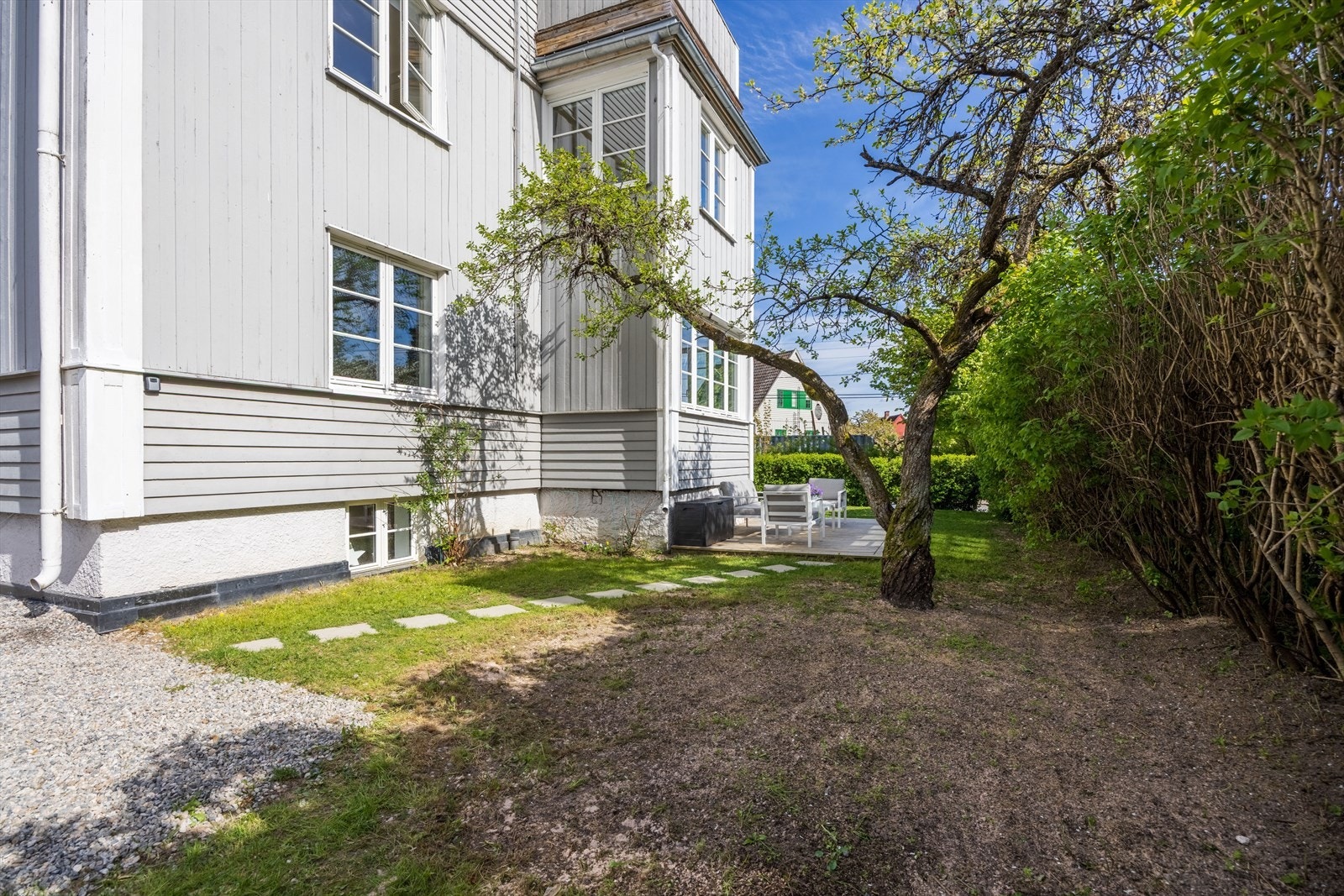 Boligen har ett stort og hyggelig uteområde med gode solforhold. Galleribilde