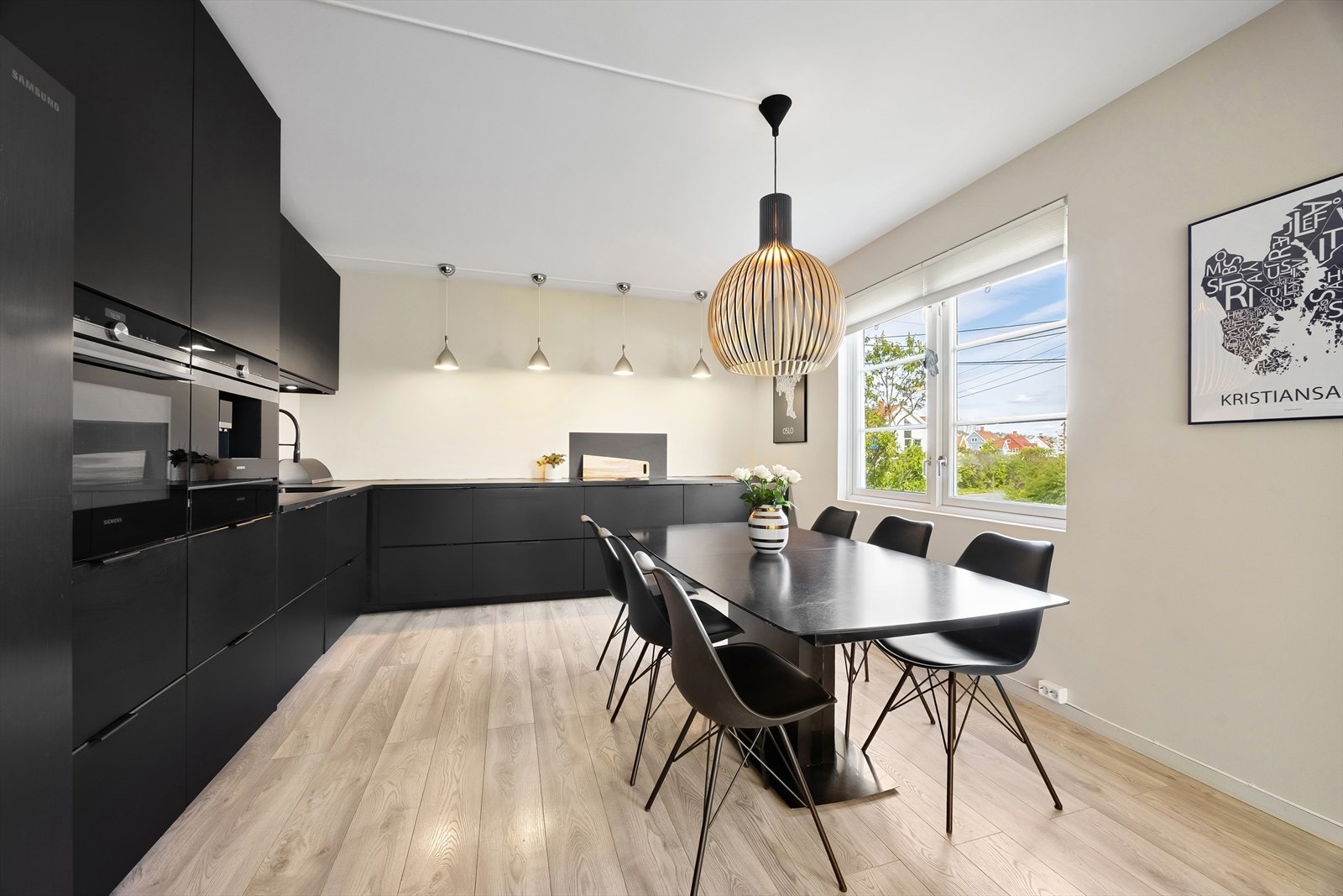 Kjøkkeninnredningen fra IKEA (2019) har stilige, mørke fronter og en elegant svart benkeplate i laminat. Galleribilde