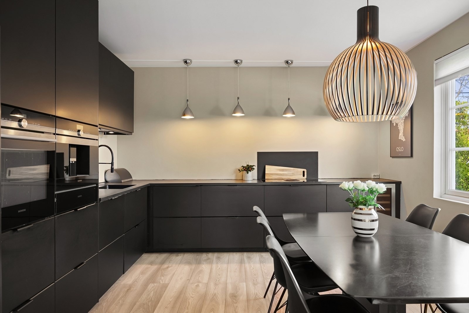 Moderne kjøkken med god skapplass og stilrene materialvalg - perfekt for både hverdagsbruk og selskap. Galleribilde